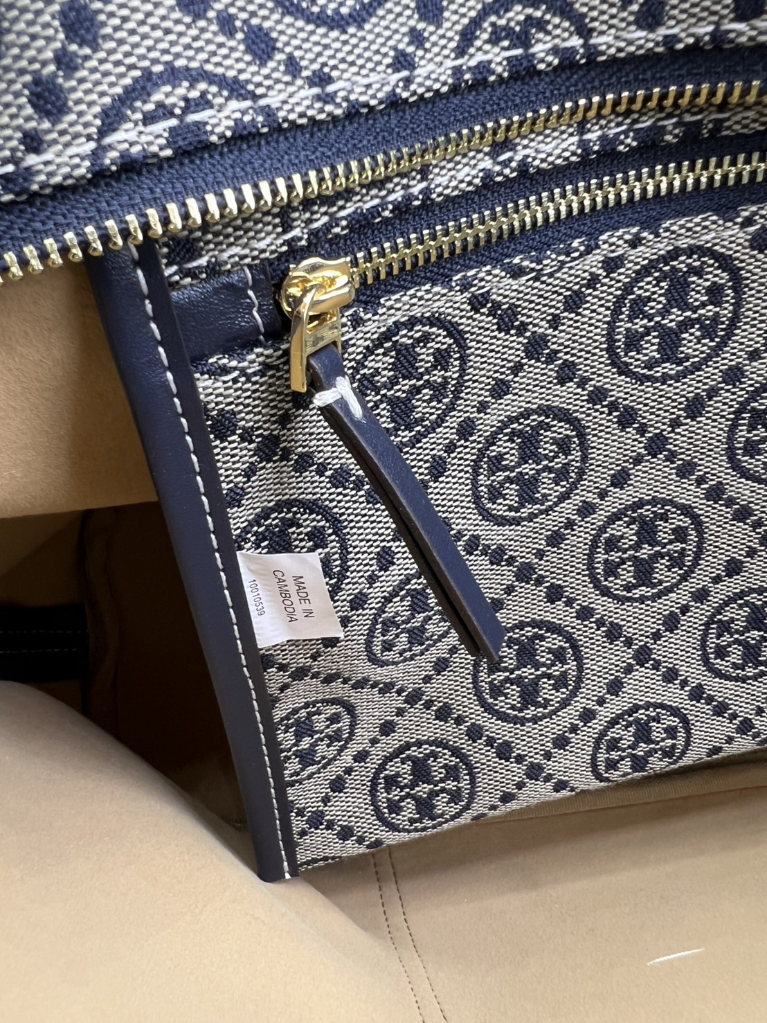 ORI หนังแท้ | Tory Burch T Monogram zip tote bag กระเป๋าทรงโท้ทใบใหญ่ทรงกว้างพร้อมใบเล็กเข้าเซ็ท ดีไซน์สายหนังแต่งคาดหน้า ตัวงานผ้าแจ็คการ์ดตัดขอบหนัง เดอะเบสท์ เซลเลอร์!!