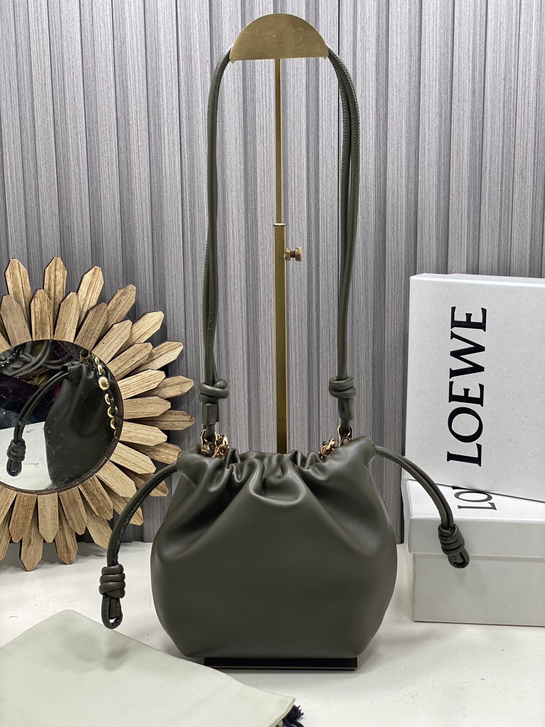 ORI หนังแท้ | LOEWE Mini Flamenco purse in mellow nappa leather / Loewe Bucket Bag กระเป๋าสะพายทรงบัคเก็ตไซส์มินิ หนังเรียบสวยหรู เรียบง่าย หนังแท้ผิวสัมผัสนุ่มมือ น้ำหนักเบาและนุ่มสบาย ดีไซน์จับจีบ เชือกผูกแบบปมโบราณ และสายโซ่รูปโดนัท