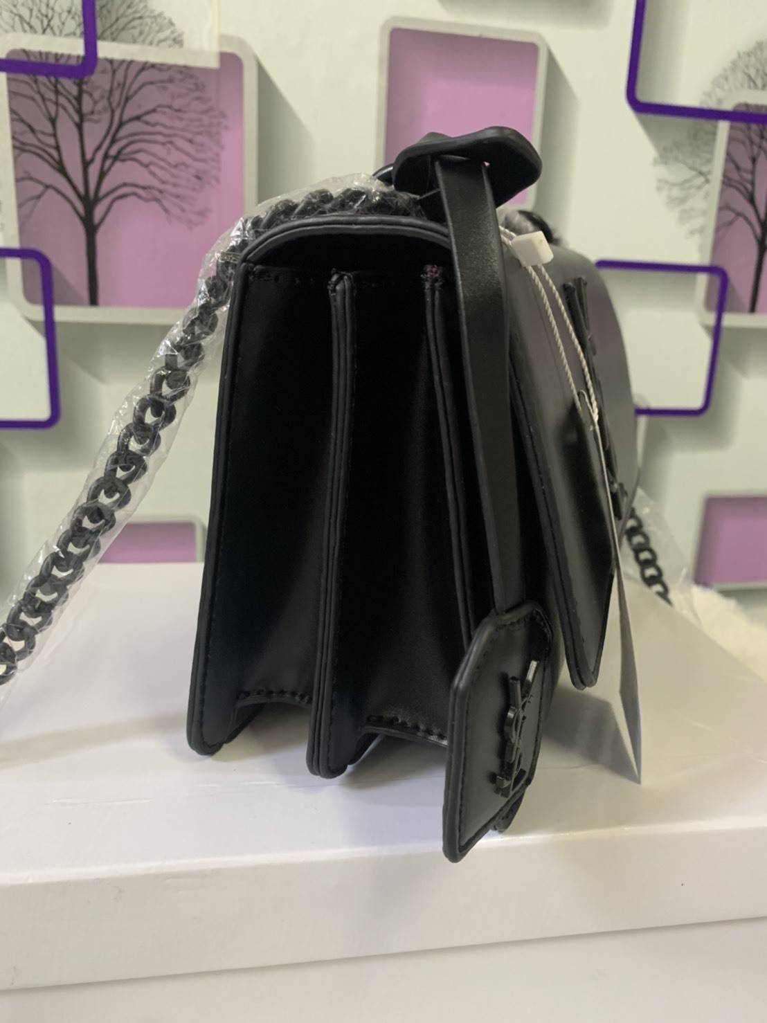 VIP 】YSL_SUNSET MEDIUM IN CROCODILE EMBOSSED SHINY LEATHER Bag VIP GIFT WITH PURCHASE (GWP) พรีเมี่ยมกิ้ฟ Limited Edition จาก YSL DUTY FREE COUNTER วัสดุหนังแกะสังเคราะห์ อะไหล่ดำทั้งใบ งานฮอตรุ่นฮิตที่กำลังมาแรง ตกแต่งป้ายห้อยเก๋ๆ ด้วยตัวอักษรแบรนด์ สายส