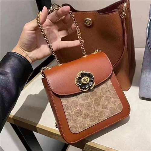 OUTLET 】COACH MADISON CONVERTIBLE BACKPACK 18 IN SIGNATURE CANVAS (C0828) ใบเดียว เปลี่ยนลุคได้เยอะขนาดนี้ ต้องมีแล้ว 🍁ใบนี้ ปรับลุคได้ตามใจสั่งเลย >> เป็นเป้ได้ คล้องไหล่ได้ คลอสบอดี้ได้ หรือจะปรับสายสั้นเก็บด้านในกระเป๋า ถือแบบสวยๆ ดูดีแบบ