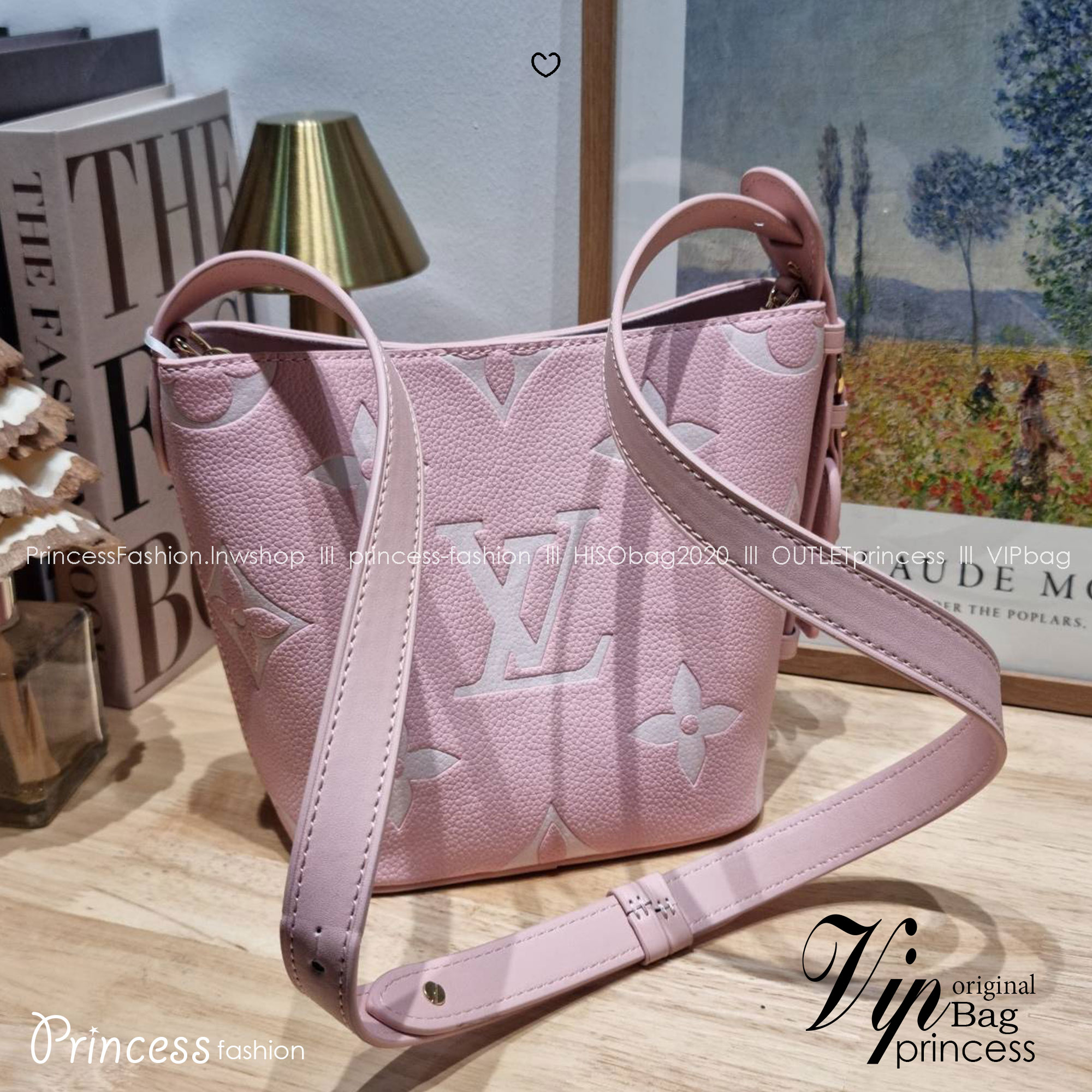 LV All In BB Bag กระเป๋าทรงบัคเก็ตที่มาแรงมากๆตอนนี้ พร้อมสีใหม่ต้อนรับวาเลนไทน์ รูปทรงคลาสสิคสะดวกใช้ ดีไซน์ลูกเล่นสนุกๆ ปรับเปลี่ยนรูปทรงกระเป๋าได้ไม่น่าเบื่อ ด้านข้างตกแต่งพวงหนังห้อยพร้อมกุญแจ