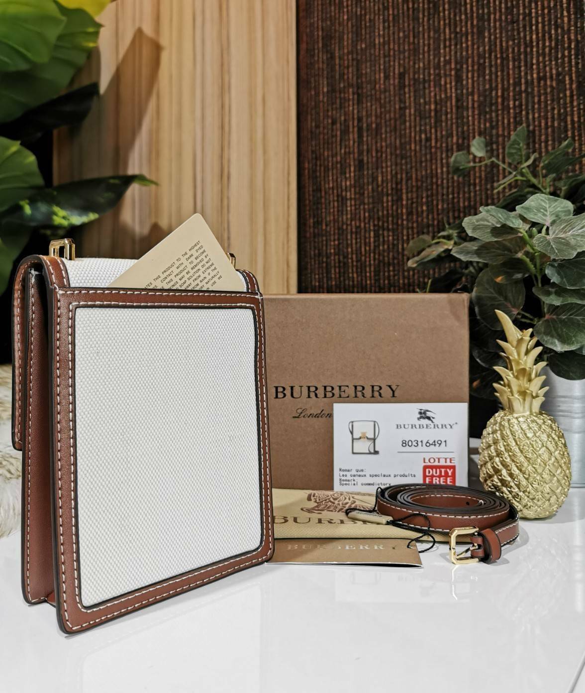 พรีเมี่ยมกิ๊ฟแท้ 100% 】BURBERRY FRAGRANCES CROSSBODY BAG VIP GIFT WITH PURCHASE (GWP) กระเป๋าสะพายพรีเมี่ยมกิ๊ฟ Limited Edition จากน้ำหอม BURBERRY วัสดุ Canvas Cotton & Leather ทรงเหลี่ยมแนวตั้งดีไซน์สวยหรูอยู่ทรงมีโลโก้แบรนด์ด้านหน้า