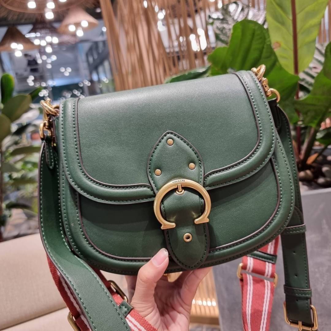 COACH C0749 BEAT SADDLE BAG The best item! ที่สาวๆรอคอย! ฮอตไฟลุก! สีหายาก ละมุนคุณหนู คอลเลคชั่นใหม่ ดีไซน์หรูหรา พิเศษมากๆมาพร้อมสายสะพาย 2 เส้น ใช้คู่กันหรือแยกสะพายก็สวยครบสูตร กระเป๋าสะพายทรง saddle คลาสสิค วัสดุหนัง glove-tanned ทนทาน เปิด-ปิดด้วยกร