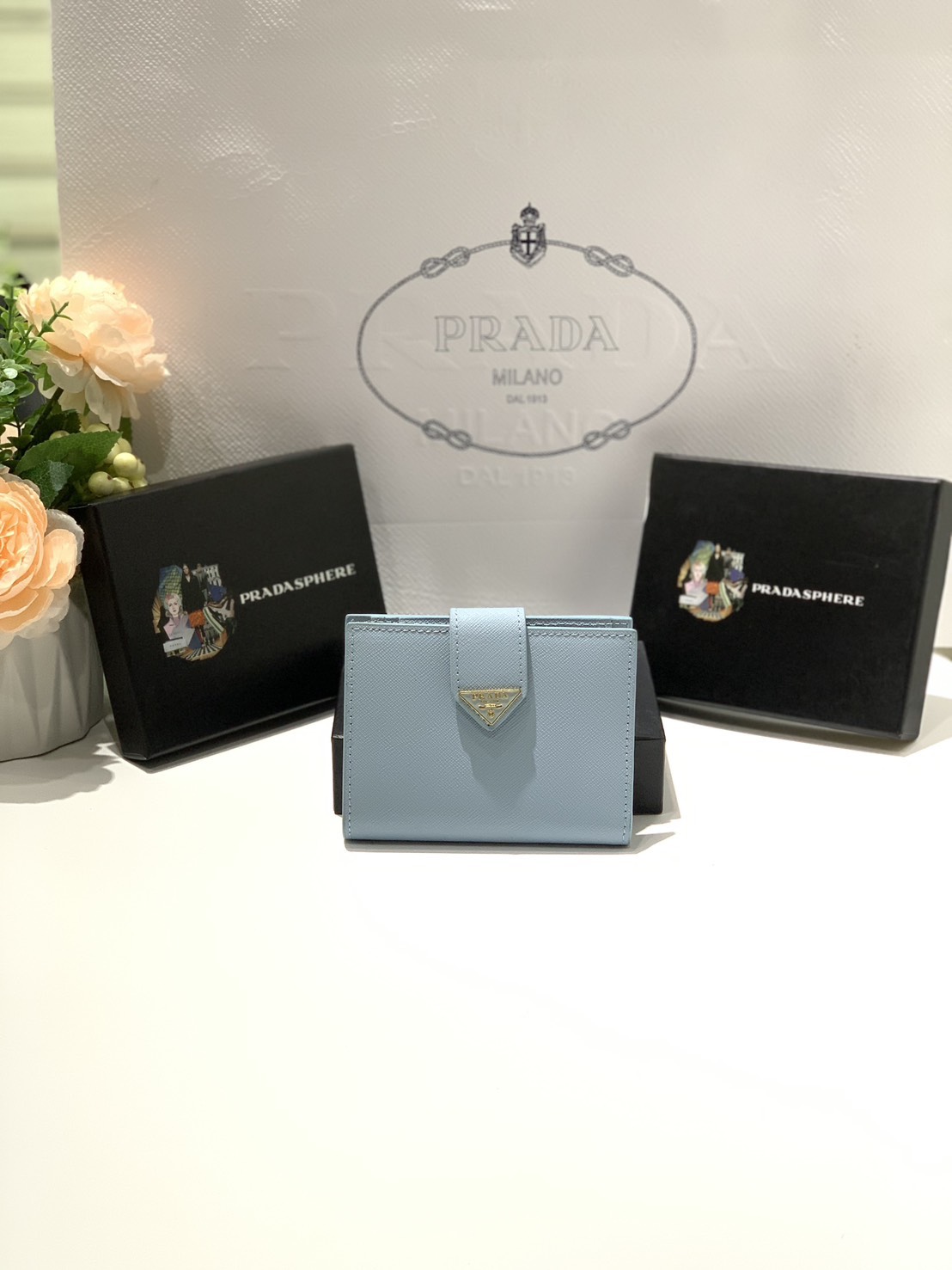 ORI หนังแท้ | Prada Wallet / Prada Small logo-plaque Saffiano Wallet กระเป๋าสตางค์ปราด้าใบกลาง เรียบหรู หนัง Saffiano เนื้อนุ่ม มีฟังก์ชันและสไตล์ให้เลือกด้วยช่องใส่บัตรหลายช่อง