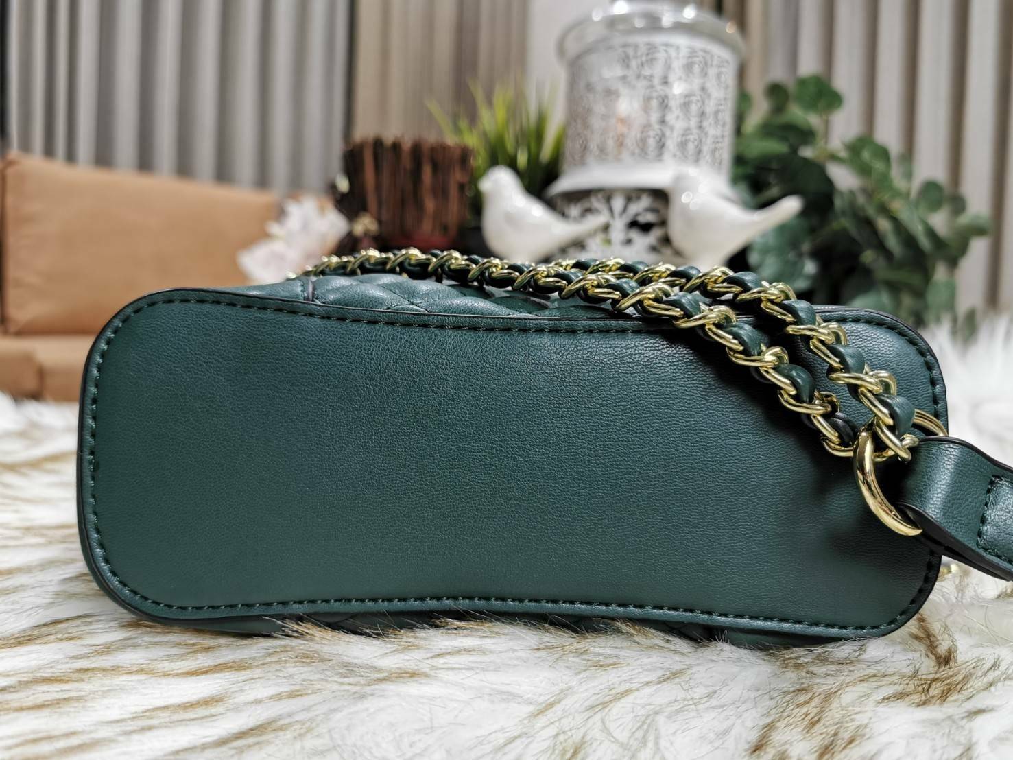 Guess Woman Factory Crossbody Bag กระเป๋าสะพายรุ่นใหม่ดีไซน์สวยหรูคลาสสิคจาก GUESS FACTORY วัสดุหนังเเกะสังเคราะห์เนื้อหนานิ่มลายตาราง เปิดปิดด้วยซิปสะดวกใช้ ด้านหน้ามีโลโก้ ภายในมีโลโก้ช่องใส่ของ และช่องซิป ใส่กระเป๋าสตางค์ใบยาว ของใช้ได้จุ มาพร้อมสายสะพ