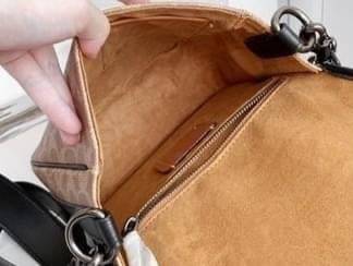 Coach Frankie Crossbody In Signature Canvas Leather Bag Sling CD877 กระเป๋าสไตล์แฮนด์ฟรีที่จัดระเบียบอย่างดีสำหรับการเดินทางหรือที่ทำงาน Frankie Crossbody ขนาดกะทัดรัดถือทุกสิ่งที่จำเป็นด้วยพื้นที่สำหรับโทรศัพท์ กระเป๋าสตางค์ กุญแจและอีกมากมาย ผลิตจากผ้าแ