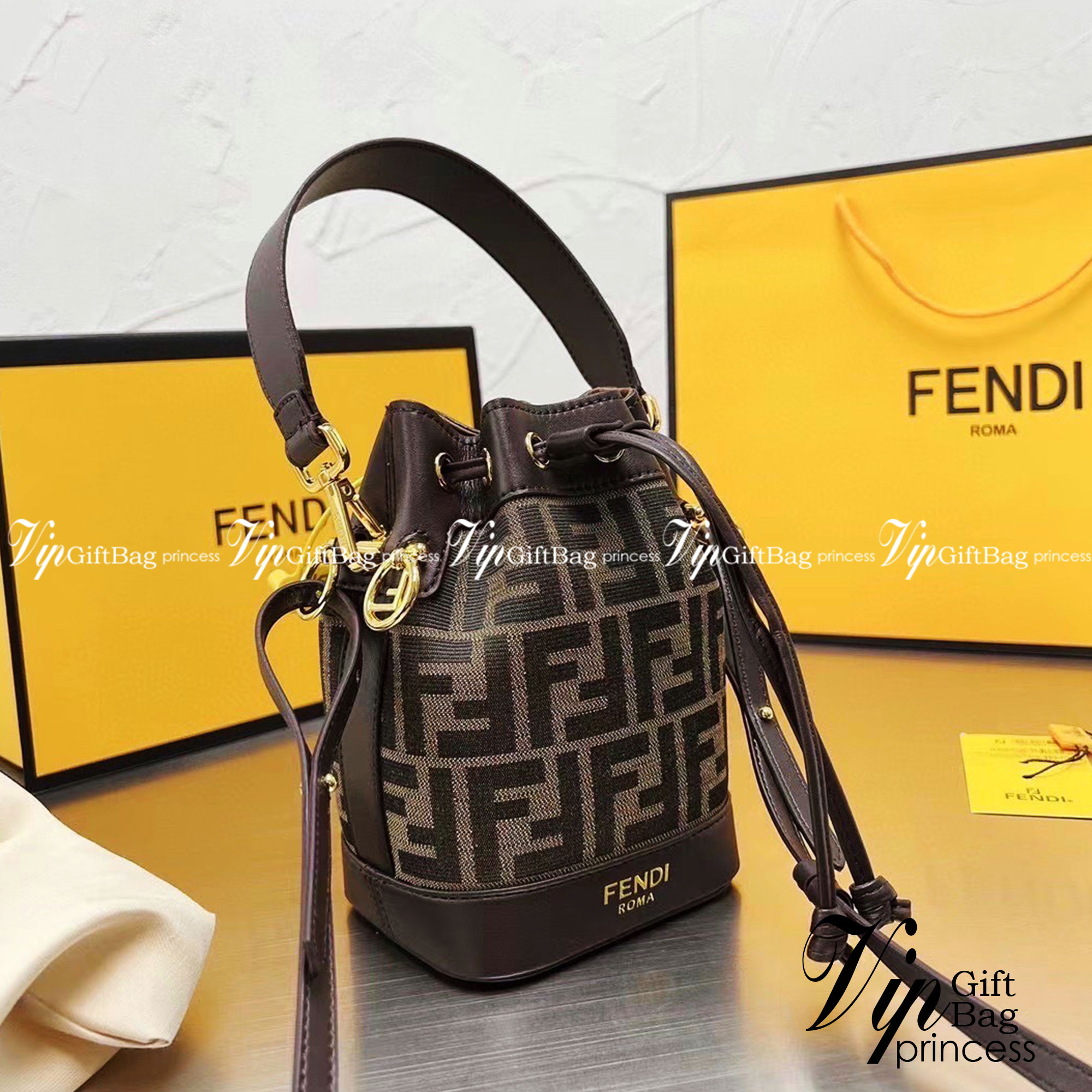 FENDI MINI BUCKET BAG / Fendi Mon Tresor Beige Raffia mini Bag กระเป๋าสะพายทรงขนมจีบยอดฮิต ไซส์มินิ ที่น่ารักน่าใช้มาก ดีไซน์สวยอยู่ทรง วัสดุผ้าแคนวาสสลับหนังแท้ ดีเทลห่วงคล้องอะไหล่สวยหรู มาพร้อมสายสั้นคบ้องแขน และสายครอสบอดี้สำหรับสะพายข้าง สลับใช้ได้ไม