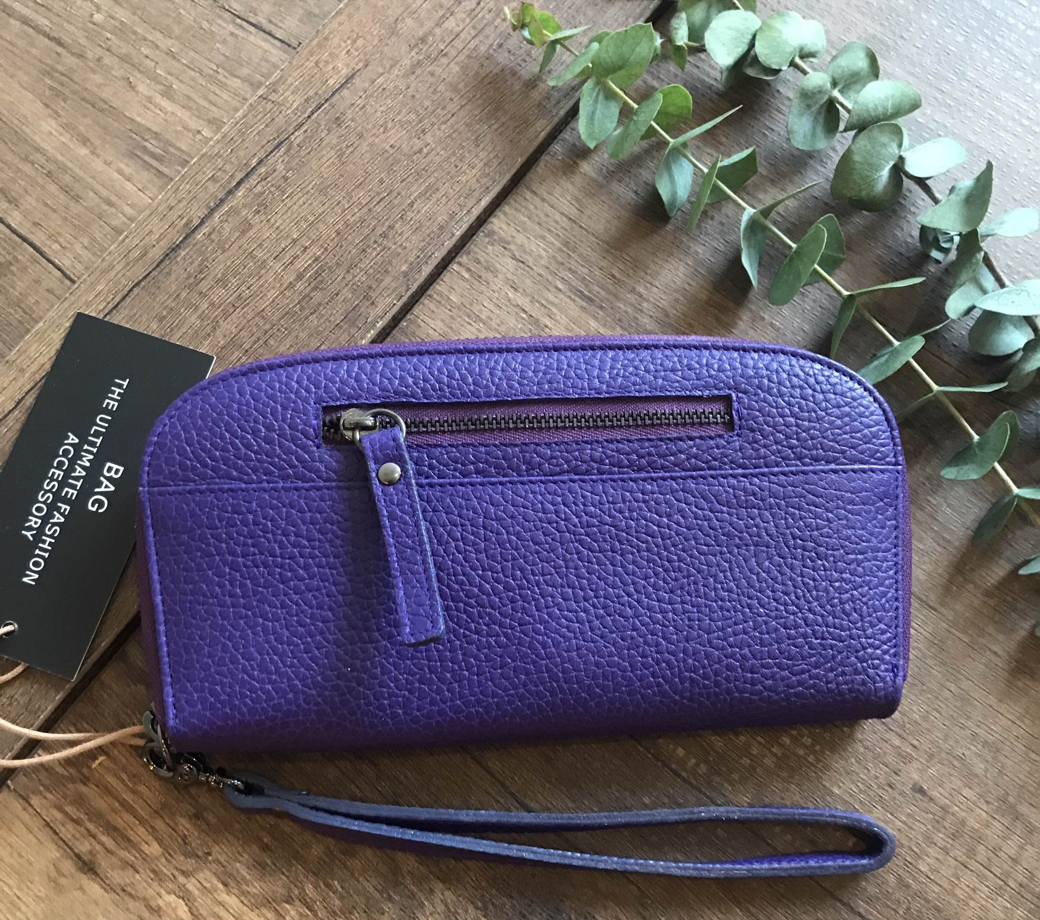 New Arrival !!!! กระเป๋าสตางค์ ทรงยาว แบบ ซิปรอบ 2 พับหนังวัวแท้นิ่มมือ จากแบรนด์ KEEP •Gissy zipper • กระเป๋าสตางค์ทรงยาว หนังวัวแท้ซิปรอบ แบบมีสายคล้องแขน ใบนี้ ใช้แล้วดีแน่นอนค๊า 🤑🤑 ตามหลัก โหราศาสตร์ กันเงินออก เก็บเงินอยู่แน่นอนค๊า ขน