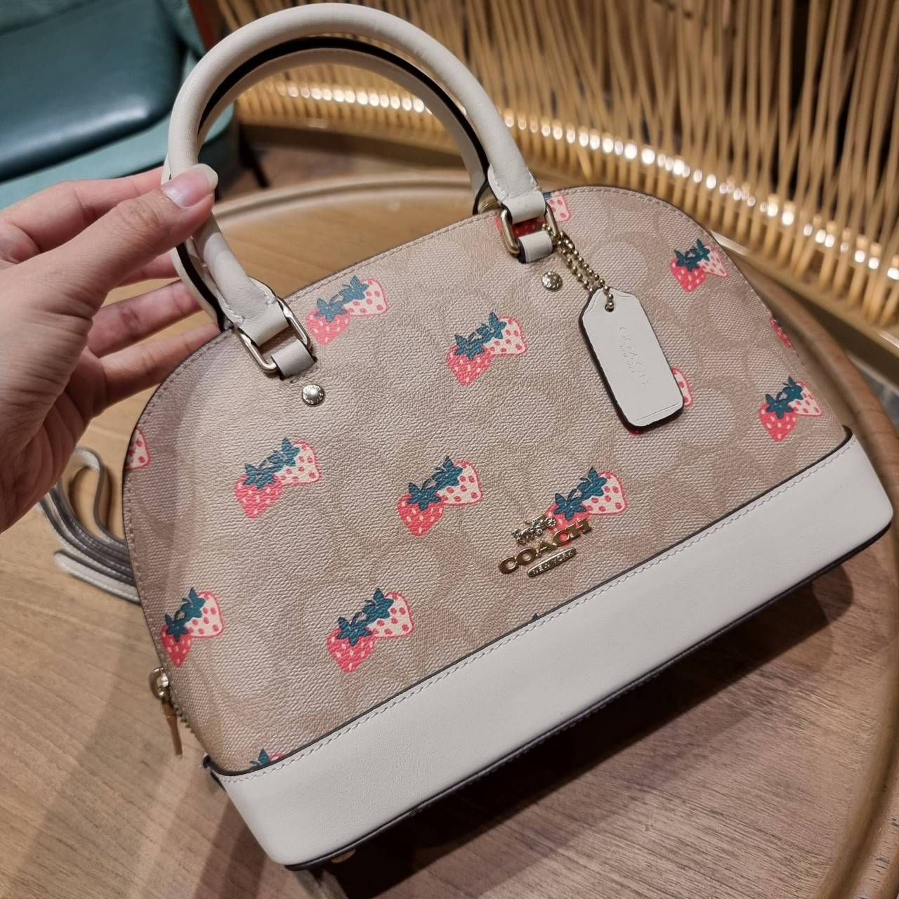 COACH 91514 MINI SIERRA SATCHEL IN SIGNATURE CANVAS WITH STRAWBERRY PRINT สายคุณหนูมารวมตัวกันตรงนี้เลยจ้า!! ละมุนกว่านี้ไม่มีแล้ว กับกระเป๋าทรงโดมสุดคลาสสิค เพิ่มดีเทลลูกเล่นลายสตรอเบอรี่ ให้มีความคิ้วท์แบบไม่เยอะเกินไป ลงตัวพอดี มาพร้อมหูจับในตัวและสายส