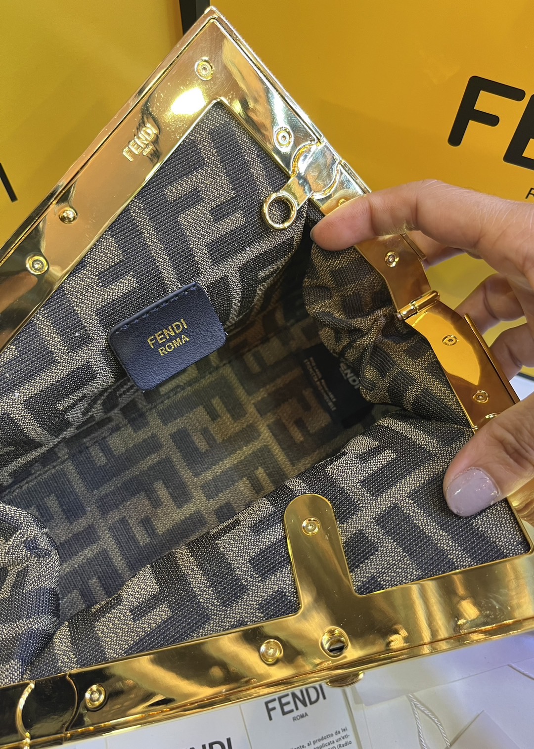 พร้อมส่ง 6 สี FENDI First Midi bag กระเป๋าทรงคลัชมาพร้อมสายสะพาย รูปลักษณ์สวยงามทันสมัย 🧡 เกรดออริจินอล 1:1 สลับแท้ ใช้งานต่างประเทศได้
