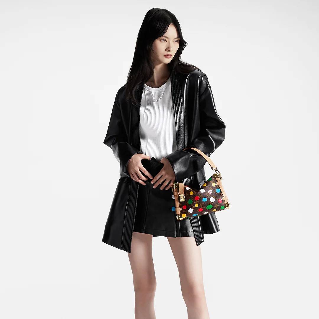 LV x YK SIDE TRUNK Monogram canvas bag สุดยอดกระเป๋าไอคอนนิค ทรงสวย ดีไซน์ใหม่ สวยมีเสน่ห์ รูปทรงกล่อง โดดเด่นด้วยหมุดเข้ามุม ซิปเปิด-ปิดล็อคได้ วัสดุหนังแคนวาส