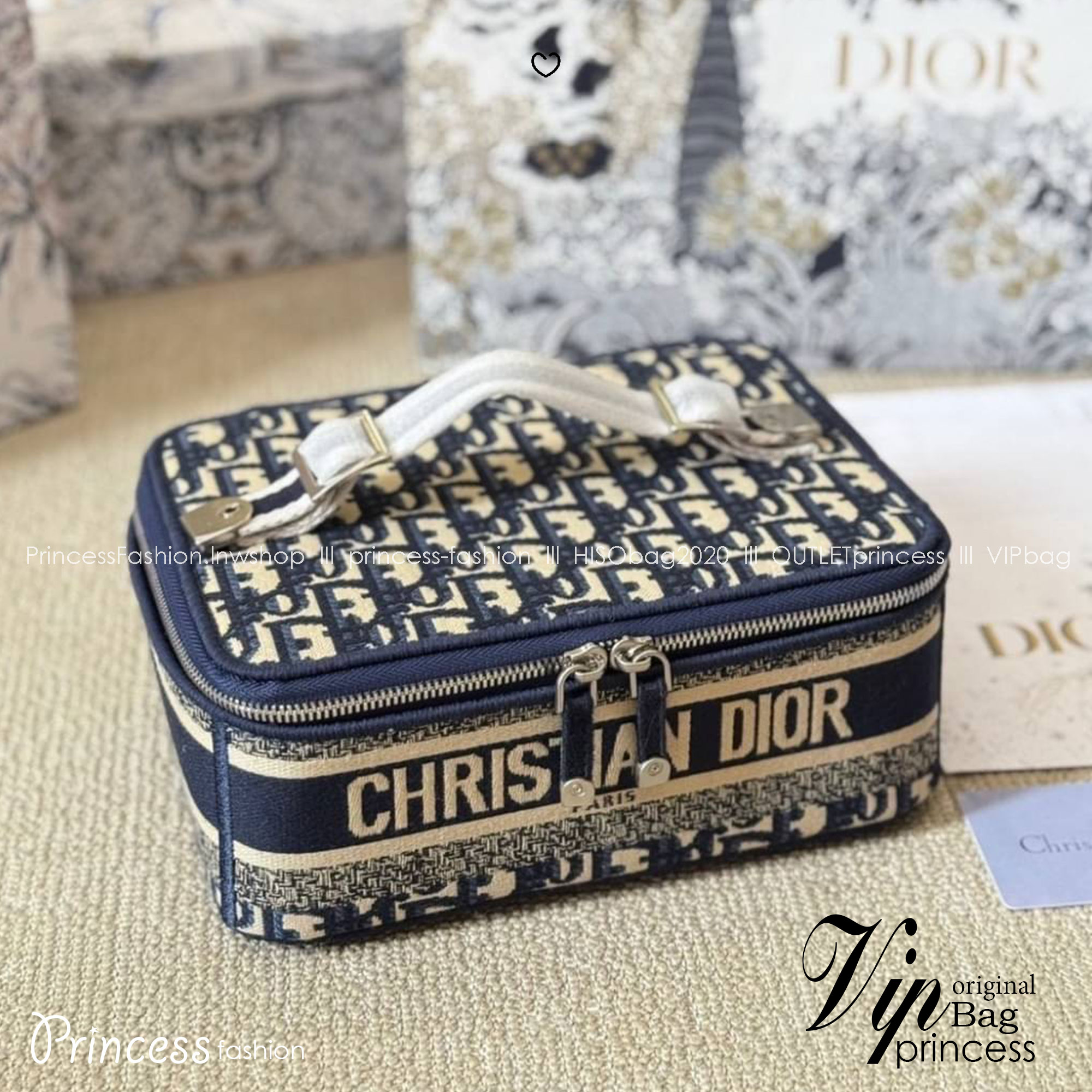 กระเป๋าใส่เครื่องสำอางใบกลาง จุของได้เยอะ มาพร้อมกับลวดลาย Oblique ปักอย่างประณีตและประดับด้วยสัญลักษณ์ Christian Dior Paris มาพร้อมสายสะพายและหูจับในตัว ปรับเปลี่ยนใช้งานได้ตามสไตล์ บอกเลยว่าไอเท็มนี้ฮอตมาก สาวๆห้ามพลาดเด็ดขาดเลยจ้า