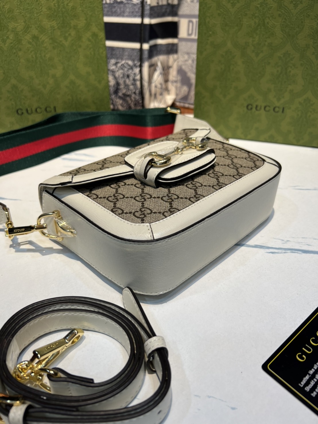 หนังแท้ GUCCI Horsebit 1955 mini bag GG Supreme canvas ที่สุดของรุ่นที่ฮอตหนักมาก คอลเลคชั่นที่ยอดขายดีตั้งแต่วันแรกที่ลง shop ด้วยรูปทรงที่กะทัดรัด ตอบโจทย์ได้ทุกลุค ทุกไลฟ์สไตล์ ใช้งานได้ง่ายคล่องตัว เรียกได้ว่าใครไม่มีได้ยังไง สวยขนาดนี้!!