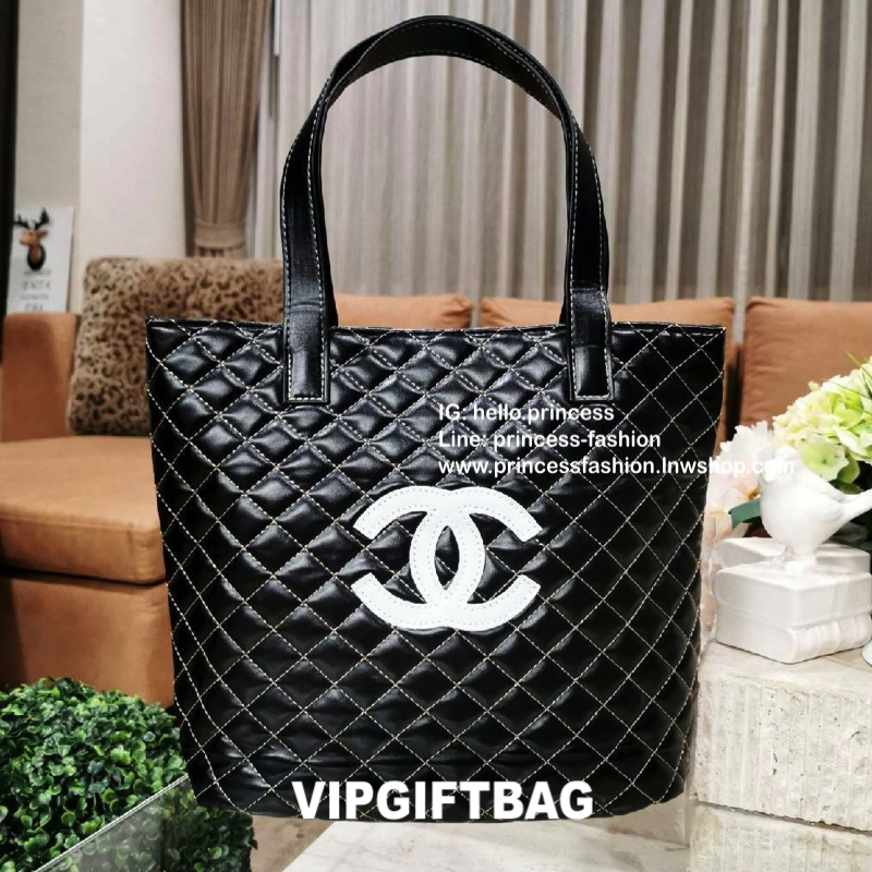 Chanel GWP Tote Bag กระเป๋าสะพายทรง Tote VIP Gift With Purchase (GWP) Limited Edition พรีเมี่ยมกิ้ฟของแท้รุ่นใหม่ล่าสุดจาก Chanel Cosmetic Counter วัสดุหนังนิ่มเรียบลายตารางอยู่ทรงสวยด้านหน้ามีโลโก้แบรนด์ ขนาดกำลังดี เปิดปิดด้วยกระดุมแม่เหล็ก ภายในโล่งกว้