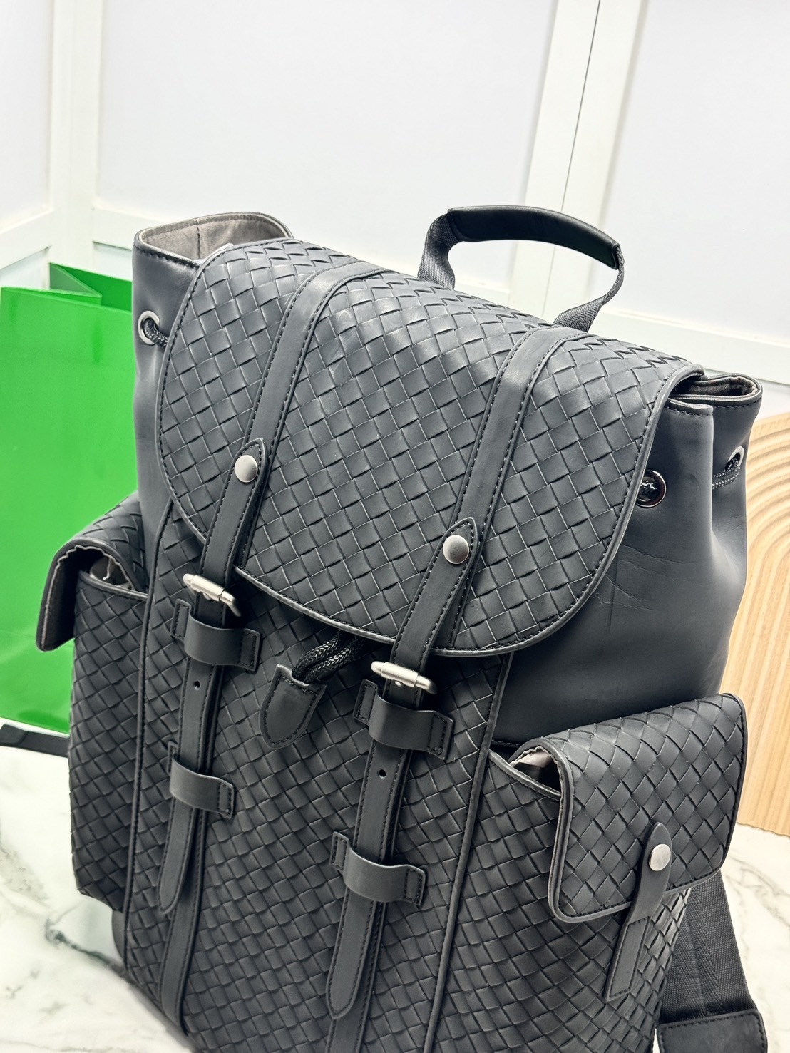 ORI หนังแท้ | Bottega Veneta Shadow Signature Flap Backpack กระเป๋าเป้ กระเป๋าสะพายหลัง โดดเด่นด้วยงานสานตารางสวยคลาสสิคเรียบหรูเป็นเอกลักษณ์ ดีไซน์เรียบง่าย แต่ดูแพง กิมมิคที่ใครๆก็อยากเป็นเจ้าของ