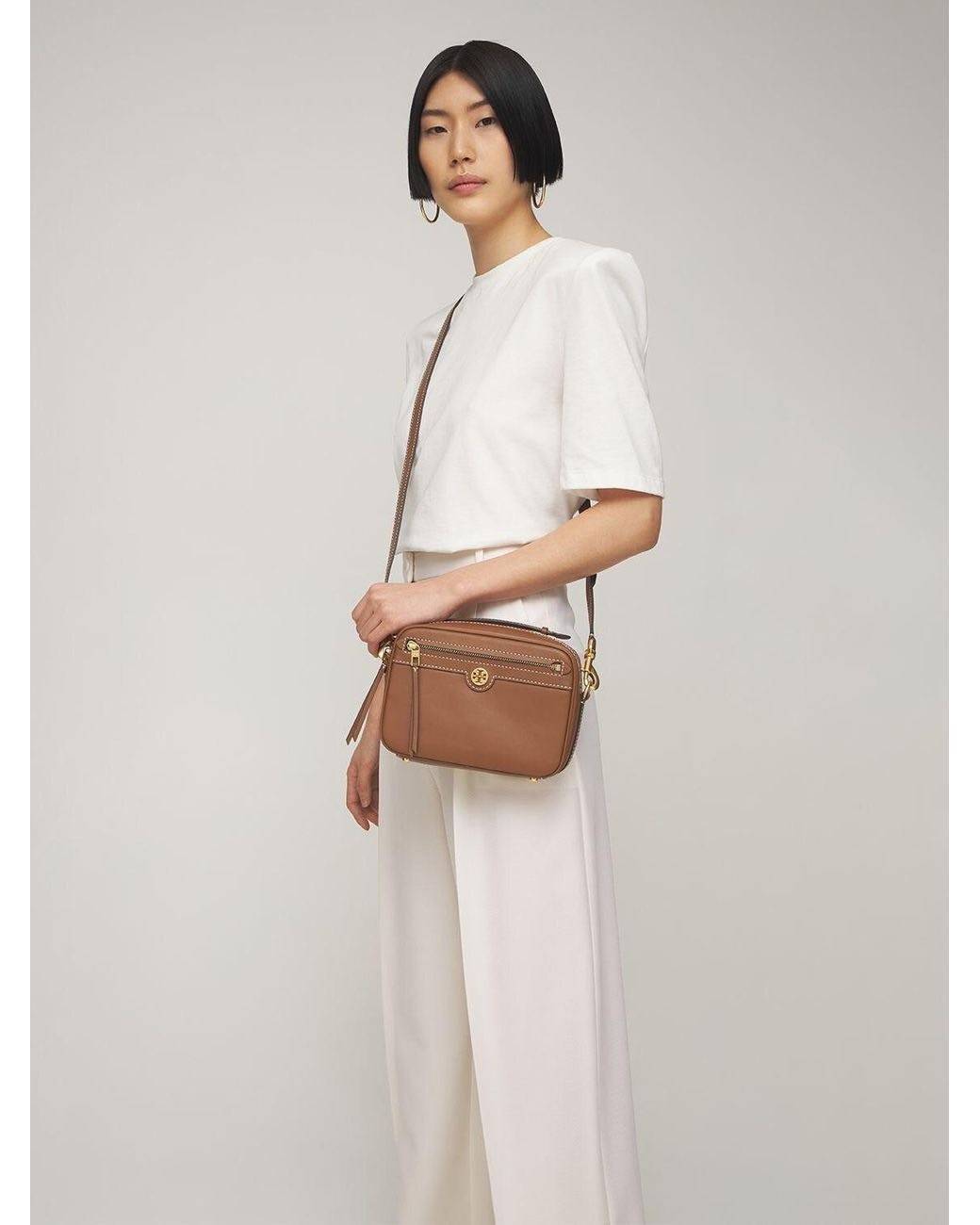 TORY BURCH T MONOGRAM JACQUARD CAMERA BAG กระเป๋าสะพาย Crossbody วัสดุหนังวัวแท้ การออกแบบเรียบง่าย ยังคงความหรูหราเอาไว้ โดดเด่นด้วยลวดลาย T Monogram มาพร้อมสายสะพายยาวแบบสปอร์ต ถอดออกได้ สายปรับระดับได้ ตอบสนองการใช้งานได้ดี มีหูหิ้วด้านบนสามารถใช้งานได