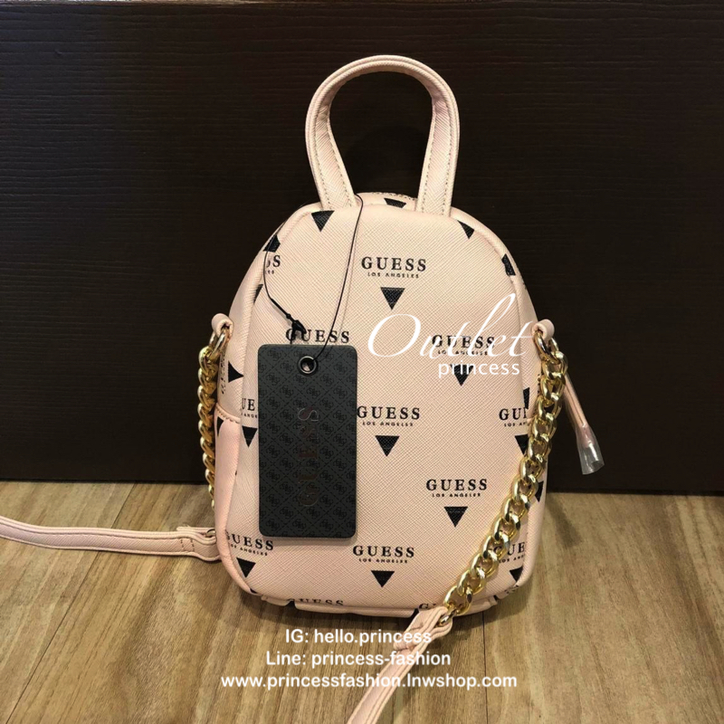 GUESS Factory Women's Evan Mini Crossbody กระเป๋าสะพายใบเล็กสุดน่ารักจาก guess มาแล้วค่า ไอเท็มสุดน่ารัก วัสดุทำจาก pu สกรีนลาย เย็บลายตาราง และ ปั้มลายซิกเนเจอร์ สุดน่ารัก ด้านหน้ามีโลโก้ มีพวงกุญแจสวยเก๋ สายสะพายมีสายโซ่สลับหนังปรับได้ 5 ระดับ ด้าน