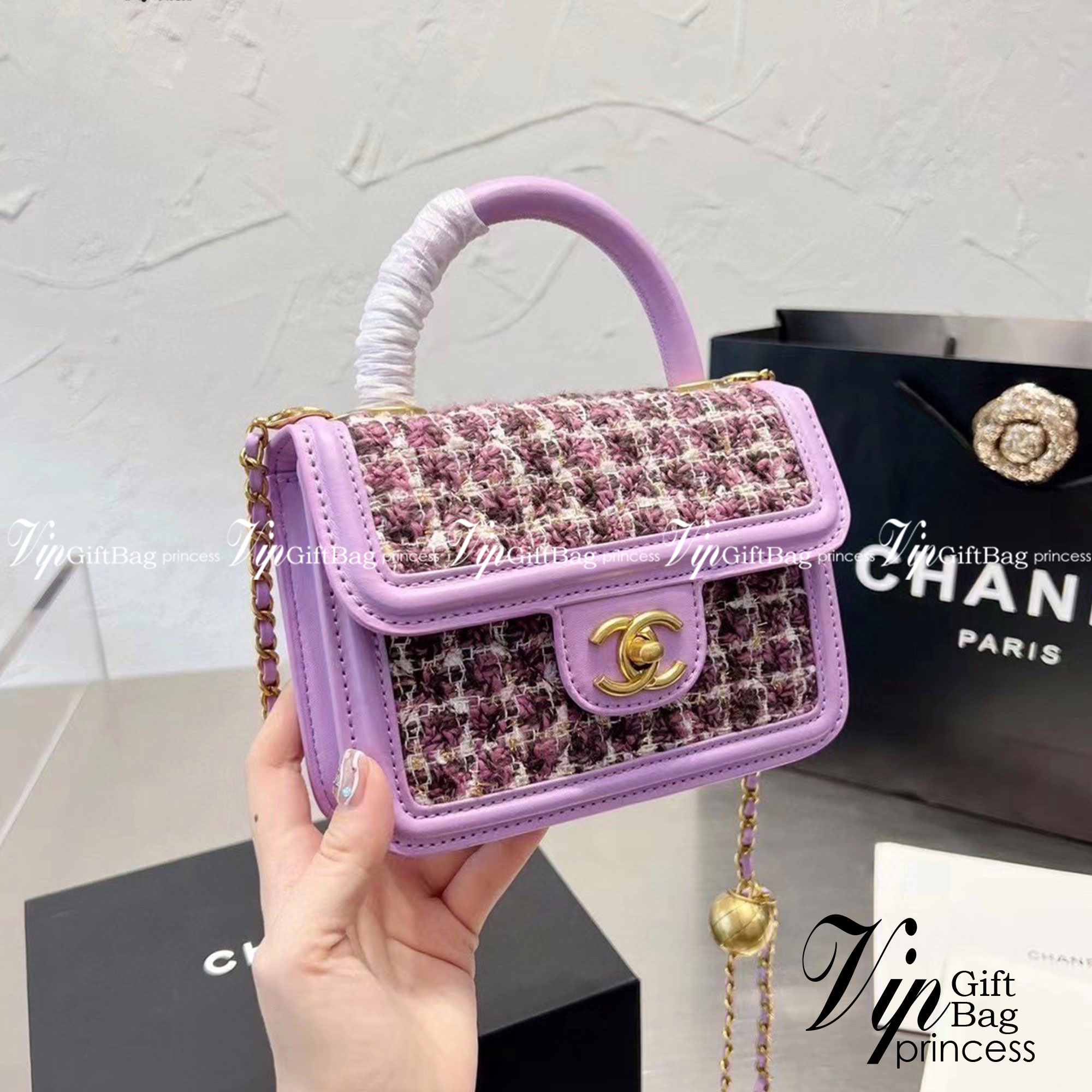 Chanel tweed mini flap bag / Chanel mini top handle กระเป๋าสะพายงานผ้าทวิตเอกลักษณ์เฉพาะของแบรนด์ งานสวยเป๊ะ มาพร้อมสายยาวถอดออกถือสวยๆเริ่ดๆ คิวท์มาก!! ดีเทลน่ารักเพียบ!!