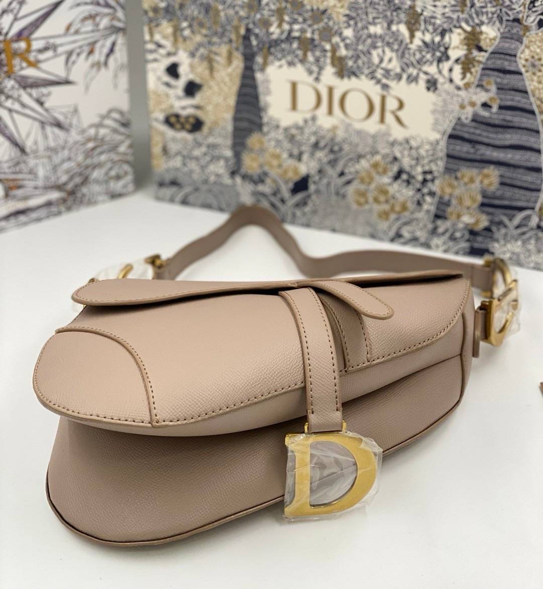 ORI หนังแท้ | DIOR Saddle Bag with Strap Grained Leather กระเป๋าถือ/สะพายทรงอานม้า รุ่นยอดนิยมที่มีเอกลักษณ์สวยงามเหนือกาลเวลา ลูกเล่นห้อยด้วยตัวอักษร D ตรงหูหิ้วมีกิมมิค CD สวยหรูดูแพง