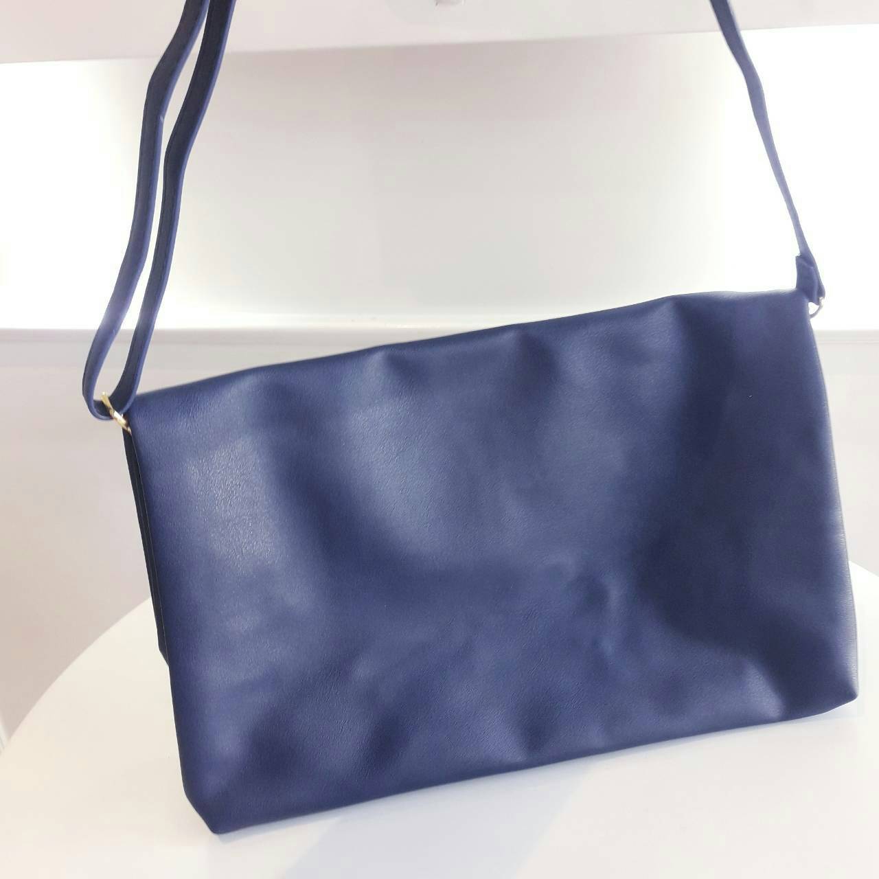 GIVENCHY ENVELOPE CLUTCH BAG กระเป๋าสะพายหรือ cluth bag วัสดุหนัง PU. ดีไซน์เก๋ ซิปเฉียงพร้อมซิปแบบพู่ สามารถสะพายหรือถือเป็น cluth ได้ค่ะ ภายในจุได้เยอะ ใส่ มีช่องซิปเล็กอีก 1 ช่อง ซับในลายแบรนด์ ใบนี้ all in 1 ค่ะ คุ้มสุดๆ