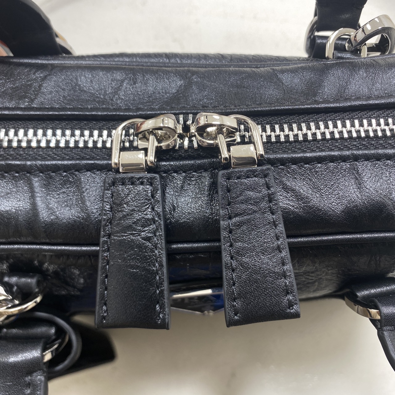 ORI หนังแท้ | Prada Small Top-handle Bag in Antique Nappa กระเป๋าสะพายพร้อมหูจับ งานหนังยับดีไซน์เอฟเฟกต์เท็กซ์เจอร์ที่มีเสน่ห์สไตล์วินเทจ พร้อมทริกห้อยเพิ่มสไตล์สัมผัสที่โดดเด่นและร่วมสมัยยิ่งขึ้น