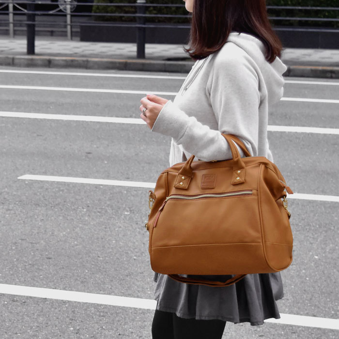 ANELLO 2 WAY PU LEATHER BOSTON BAG รุ่นใหม่ล่าสุดจากแบรนด์ที่ทุกคนต้องรู้จัก รุ่นนี้วัสดุคือหนังpu แบบนิ่มและน้ำหนักเบา กันน้ำได้ สะพายเป็นทรงcrossbodyสายยาวปรับได้ฟรีไซส์ถอดออกได้ หรือจะถือก็สวยเเก๋ ปากกระเป๋ามีโครงเป็นเอกลักษณ์จุดเด่น หูจับมีตัวล้อคด้วย