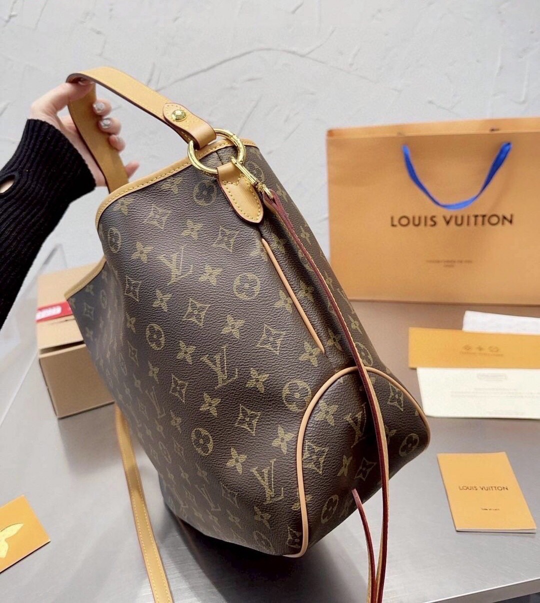 LV Delight Tote Bag กระเป๋าทรงโท้ทใบใหญ่ ขนาดจุได้แบบล้นๆ มาพร้อมใบเล็กเข้าเซ็ทพิเศษที่สุด!! สมใจใครที่มองหากระเป๋าใบโปรด