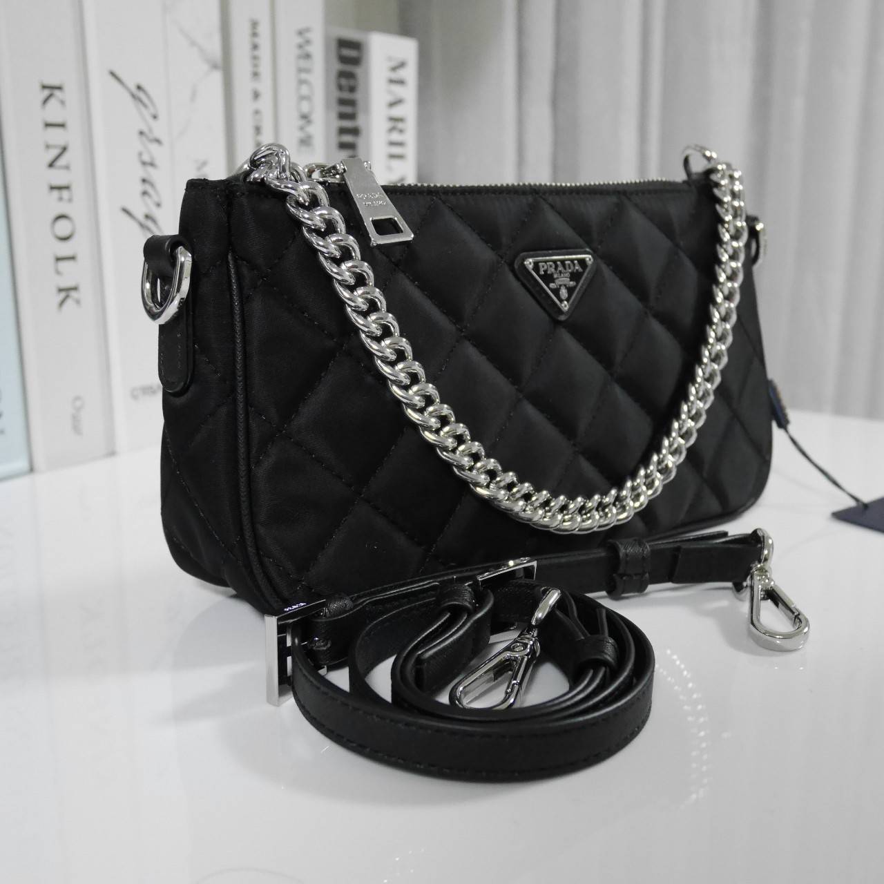 PRADA Tessuto Nylon Crossbody Bag ✨ กระเป๋าผ้าไนล่อนลายตาราง ขนาดกำลังดีกำลังน่ารักเลยค่ะ เหมาะกับการใช้เป็น EVERYDAY LOOK สุดๆ ใบนี้ห้ามพลาดเลย