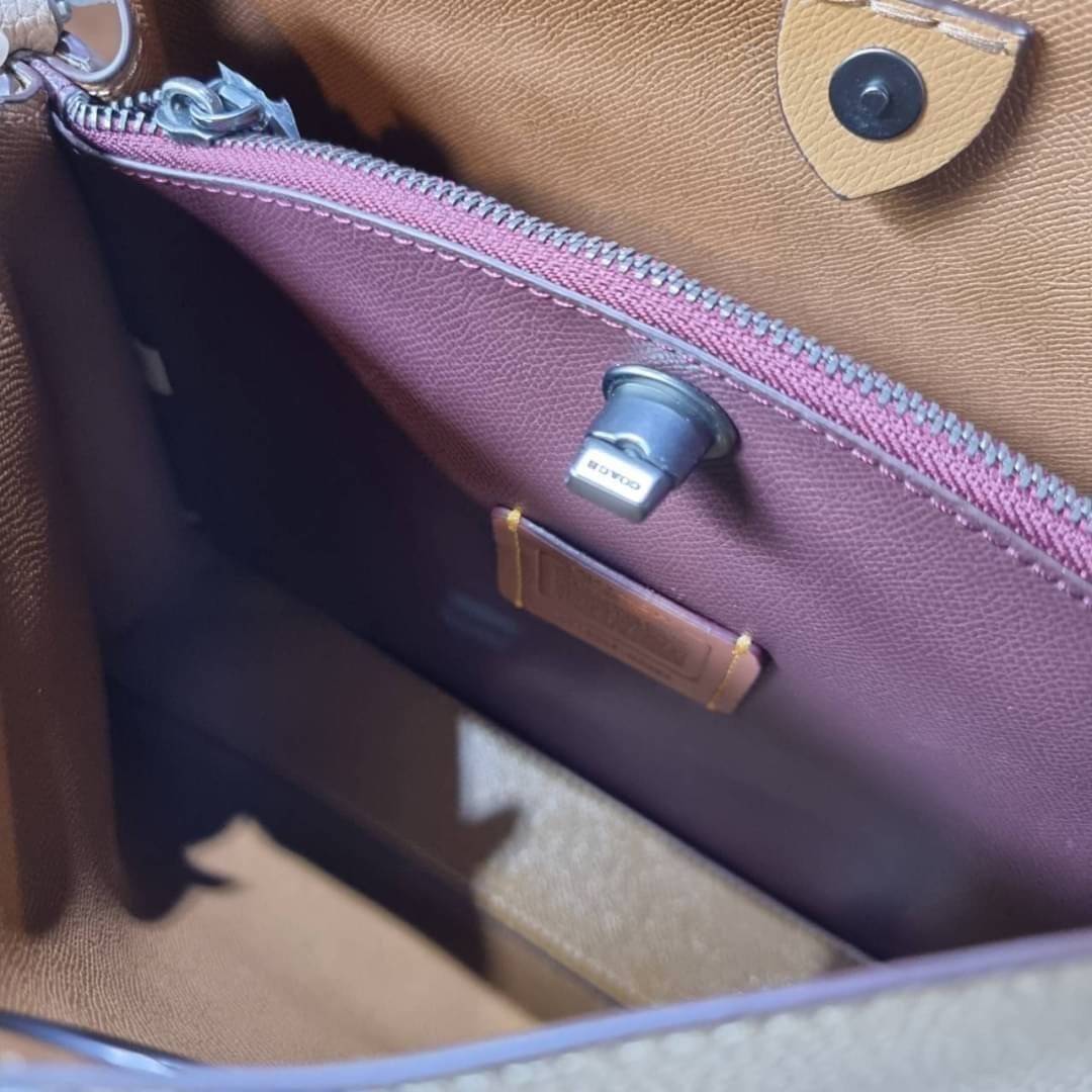 COACH WILLOW SHOULDER BAG ((C2745//C2590//C2621)) พร้อมส่งที่ไทย รุ่นแนะนำค่ะ🔥🔥 🔺กระเป๋าหิ้ว//คล้องไหล่//สะพายข้าง สุดคุ้ม! หนังแท้ชั้นดี ได้ไปหลงรักแน่นอนค่ะ หนังสวยมากๆ😘 🔺ตัวกระเป๋าแบ่งเป็นสองช่องหลัก ด้านนึงเป็นแ