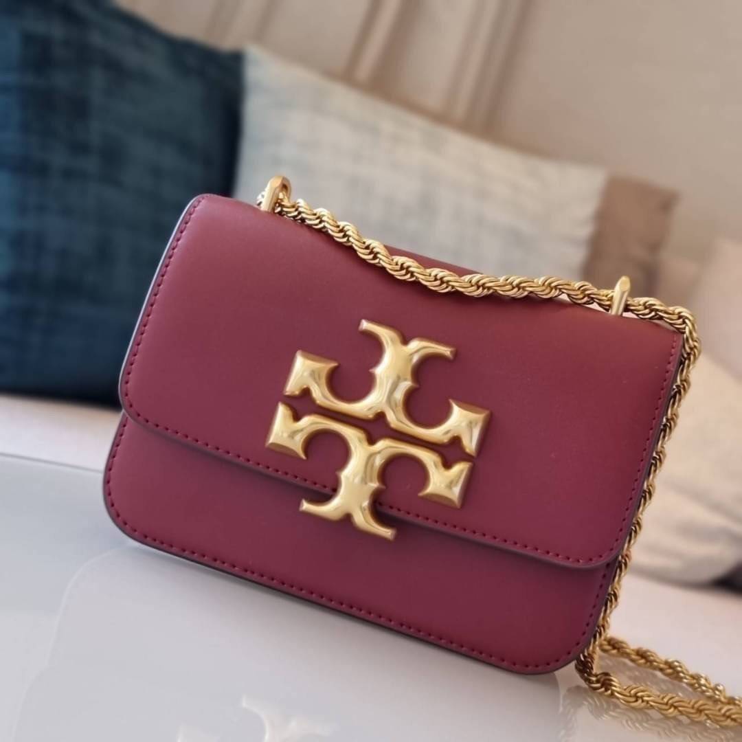 TORY BURCH ELEANOR SMALL CONVERTIBLE SHOULDER BAG ฮอตไอเท็ม รุ่นนี้ขายดีขายหมด สวยหรู คุณหนู ผู้ดี!! หายากมากแล้วน้า กระเป๋าสะพายข้าง ดีไซน์อยู่ทรง ขนาดกำลังสะดวกใช้สำหรับสาว วัสดุหนังแท้เต็มใบ สีทูโทน เปิด-ปิดด้วยแถบแม่เหล็ก ภายในแบ่งสัดส่วนได้เป็นอย่างด