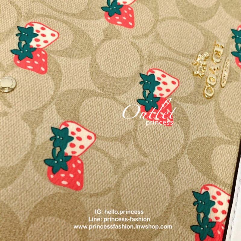 COACH MINI SIERRA SATCHEL IN SIGNATURE WITH STRAWBERRY PRINT (COACH 91514) กระเป๋าทรงโดม สุดฮิต วัสดุ pvc อย่างดีค่ะ 🔺จุดเด่นมีรูปสตรอเบอร์รี่น่ารักๆทั้งใบค่ะ เปิดปิดกระเป๋าแบบซิป ภายในกระเป๋ากว้าง ใส่กระเป๋าเงินใบยาวได้;ของจำเป็นของสาวๆได้ครบค่ะ 