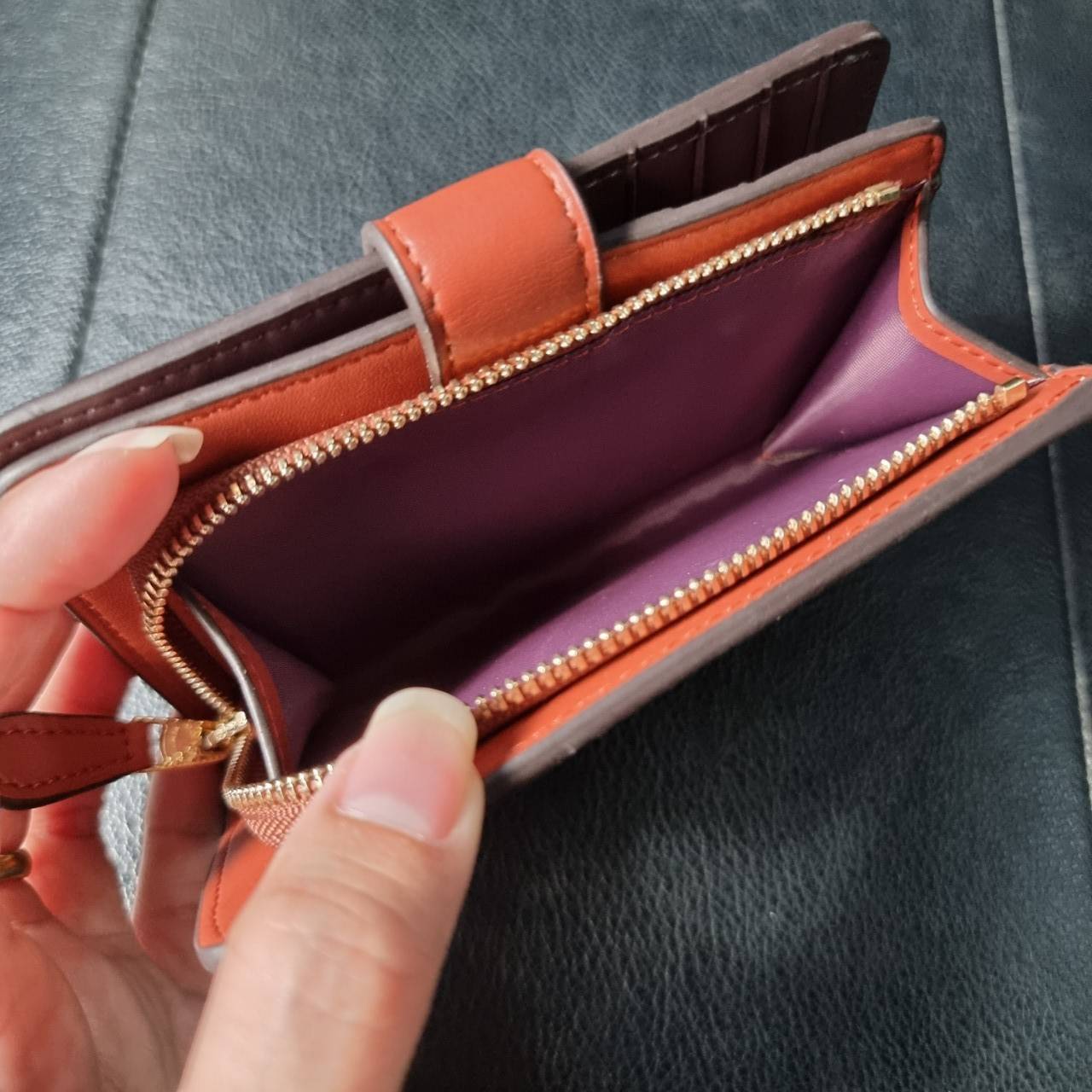 COACH F33034 MEDIUM CORNER ZIP WALLET IN COLORBLOCK SIGNATURE CANVAS กระเป๋าสตางค์ใบกลาง 👛 ขนาดกำลังเหมาะมือ วัสดุหนังแคนวาส ดูแลรักษาง่าย มีช่องใส่บัตรและธนบัตรครบ และช่องซิปแยกไว้ใส่เหรียญ สวยคลาคสิคแบบนี้เหมาะส่งต่อเป็นของขวัญที่สุดจ้า