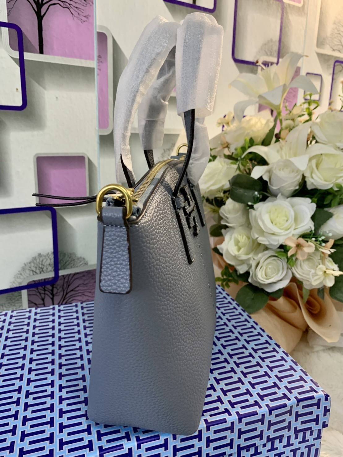 Tory Burch McGraw Mini Top Zip Satchel กระเป๋าสะพายทรงสวย ขนาดกำลังดี หูจับถนัดมือ วัสดุหนังแกะสังเคราะห์หนังสวยเงาขึ้นรูป ประดับโลโก้แบรนด์ด้วยหนังที่ด้านหน้า จะสะพายข้างหรือcrossbody ได้หมด แมทกับชุดได้ง่าย น้ำหนักเบาค่ะ มาพร้อมสายสะพายยาวปรับระดับได้ ถ