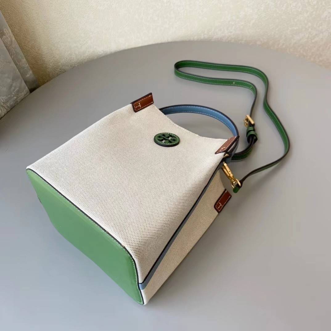 Tory Burch Blake Canvas Bucket Bag รุ่นใหม่ล่าสุด สวยไฉไลฝุดๆ แบบสวยคลาสสิค กระเป๋าทรงถัง วัสดุ Canvas สายหนังแท้ อะไหล่ทอง เปิด-ปิด ด้วยกระดุมแม่เหล็ก ด้านในโล่งมีช่องเล็กใส่โทรศัพท์ได้ น้ำหนักเบา สายสะพายถอดสายได้ crossbody ได้ ปรับระดับได้