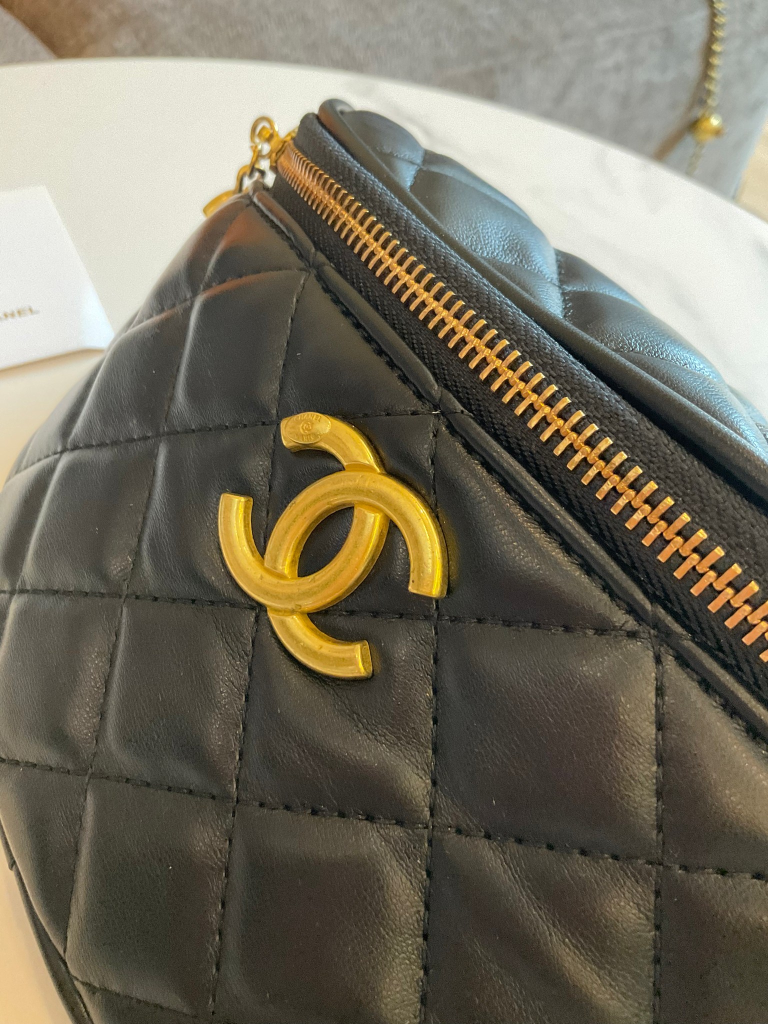 Chanel Belt bag black / CHANEL VIP GIFT CAVIER BAG CHANEL VIP GIFT BAG กระเป๋าคาดอกสุดเก๋ ที่กำลังมาแรงมาในตอนนี้ ตัวกระเป๋าเป็นหนังพียูพรีเมี่ยม อะไหล่ทองวินเทจทั้งใบ ด้านหน้าประดับโลโก้แบรนด์ เปิดปิดด้วยซิปยาว ด้านในใส่กระเป๋าสตางค์สั้นได้ มาพร้อมสายยาว