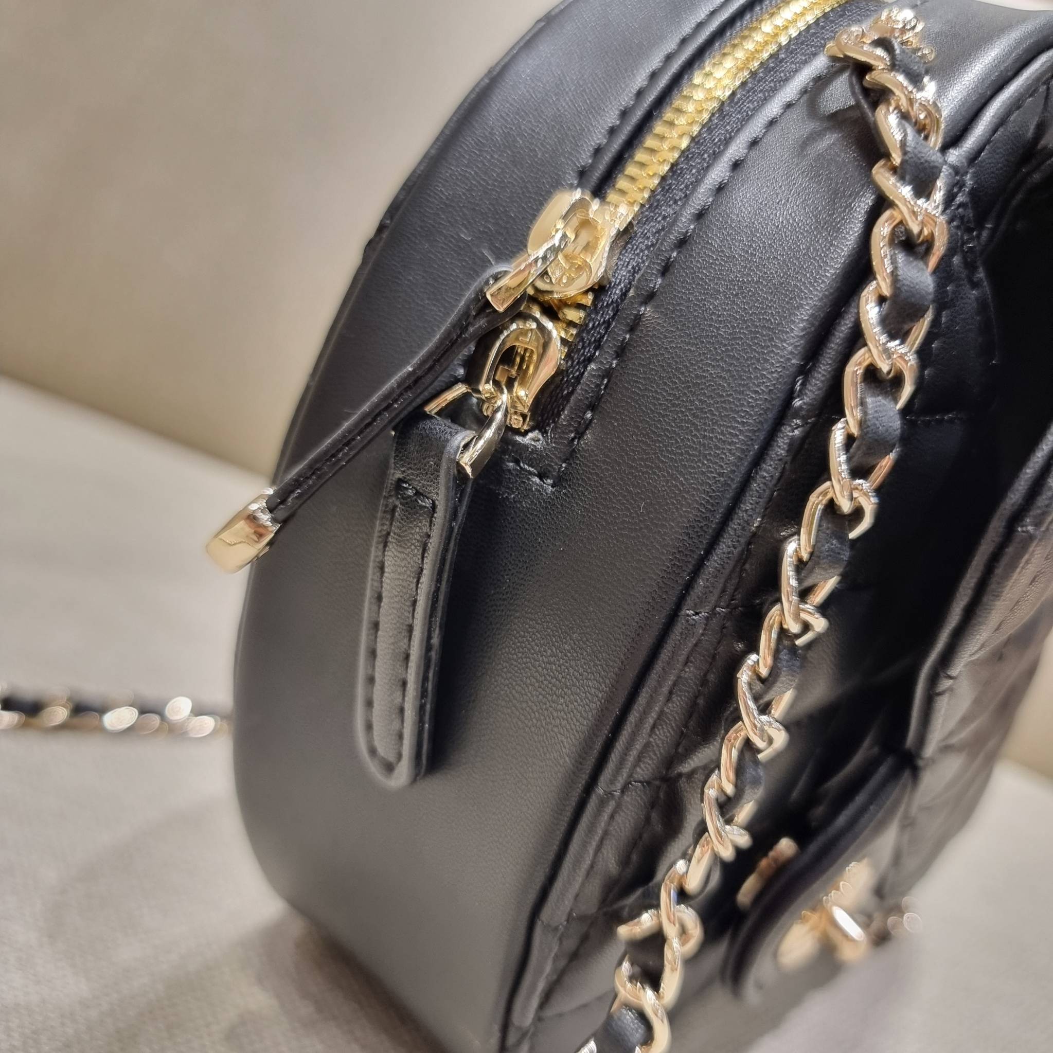 VIP 🥂 CHANEL Heart Bag Lambskin & Gold-Tone Meta ใหม่มาก สวยมาก มงมาก!! กระเป๋าสะพายสุดคิ้วท์ ที่ดีไซน์รูปทรงหัวใจไม่ซ้ำใคร น่ารักทุกสี น่าใช้ไปเลยแม่!! วัสดุหนังแกะฟอกสี เปิด-ปิดด้วยซิป ด้านหน้ามีช่องเก็บของจุกจิก ภายในเป็นช่องโล่ง ใส่มือถือ ใส่ก