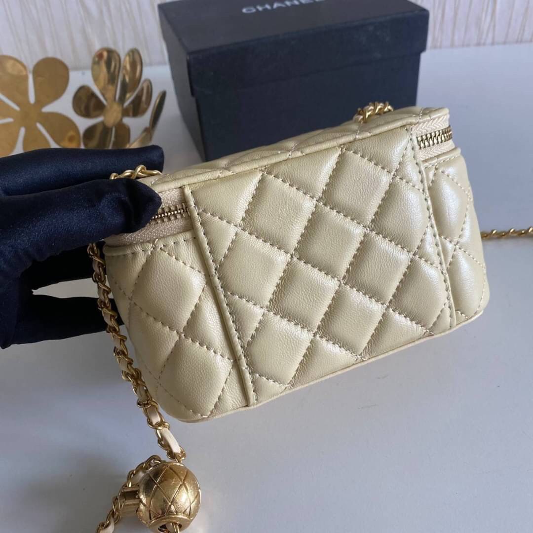 VIP GIFT 】หนังแกะแท้ CHANEL Box With Chain สายโซ่ทองหรูมาก หนังเรียบฟู ขึ้นเงา กระทบแสงยิ่งสวยค่าา โทนสีสวยสดใส เหมาะมากสำหรับสาวๆ ชิคๆ ต้องบอกเลยรุ่นนี้เหล่าเซเลบใช้กันเยอะมากๆ แค่อะไหล่ก็หรูไปเดินครึ่งแล้วค่าา😁 พร้อมส่งที่ไทยที่นี่ที่เดียว