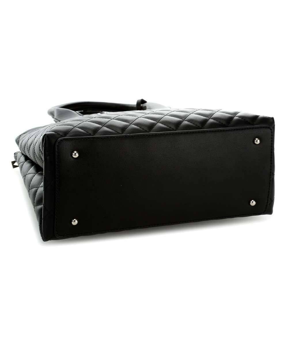 Guess Elliana Quilted-Look Handbag กระเป๋าสะพายรุ่นใหม่ล่าสุดจาก Guess factory วัสดุหนังนิ่มเรียบเดินเส้นลายตารางสวยดูดี ขนาดกำลังดี น้ำหนักเบา ด้านหน้าประดับโลโก้แบรนด์สวยโดดเด่น มีช่องใส่ของหลายช่อง เปิดปิดด้วยกระดุมแม่เหล็กและช่องซิป ภายในโล่งกว้างมีช่