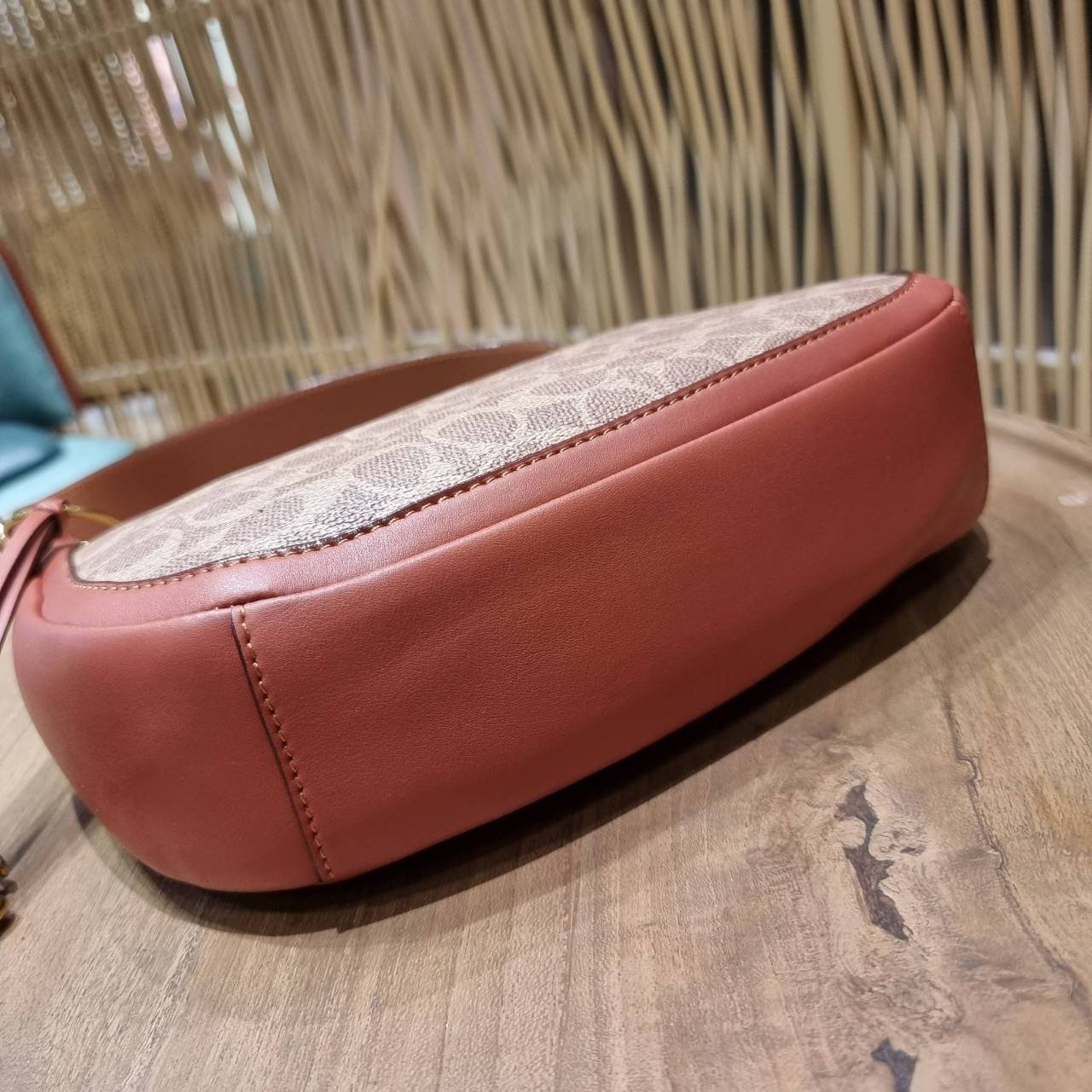 COACH 52577 SUTTON CROSSBODY IN SIGNATURE CANVAS กระเป๋าสะพายไหล่ สวยคลาสสิค สไตล์วินเทจ ใบใหญ่จุใจ วัสดุหนังแคนวาสเคลือบลาย สายคล้องไหล่ในตัว ภายในโล่งกว้าง จุของได้เยอะแน่นๆ มาพร้อมสายสะพาย crossbody ที่จะถอดออก หรือจะสะพายก็เก๋ สวยโดดเด่นแน่นอน พร้อมเส