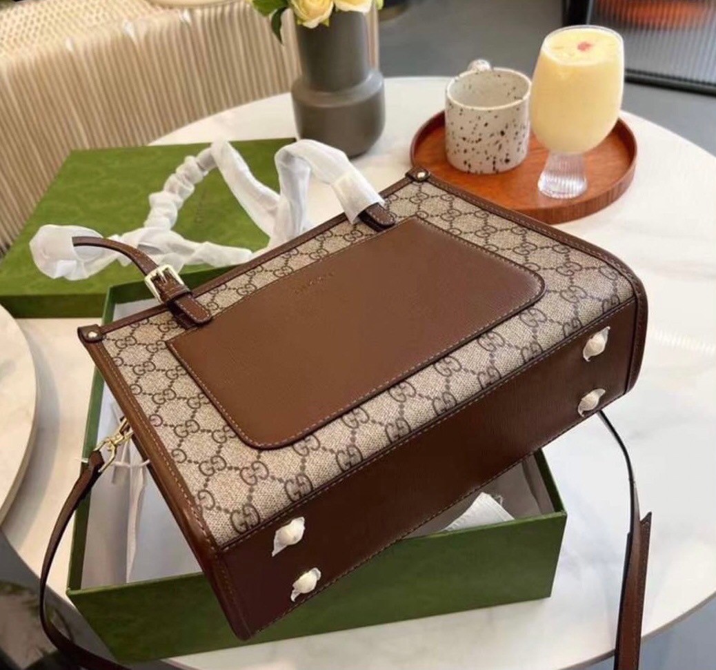 GUCCI TOTE BAG / GUCCI Shopping Bag กระเป๋าสะพายไหล่ทรง tote หูยาว ซิปบน มาพร้อมสายสะพายยาวถอดได้ ด้านในมีช่องซิปเล็กงานปั๊มแบรนด์ทุกจุด ตัวจริงสวยน่าใช้มากค่ะ