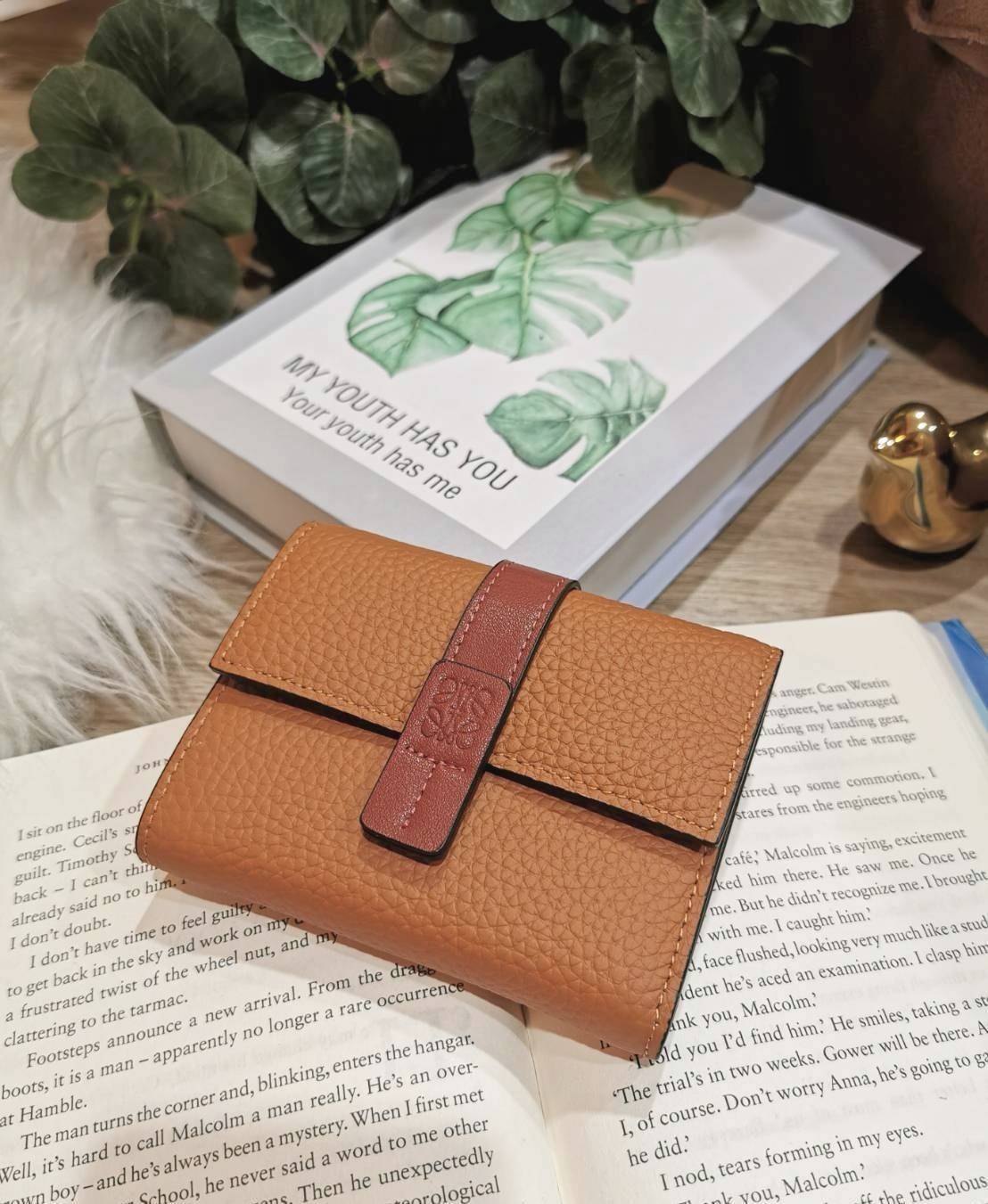 LOEWE SHORT WALLET VIP กระเป๋าสตางค์โลเอเว่ วัสดุหนังแท้เทคเจอร์สวยอยู่ทรงปั้มโลโก้แบรนด์ด้านหน้าเปิดปิดด้วยกระดุม ภายในมีทั้งช่องใส่รูป ช่องใส่ธนบัตร ใส่แบงก์พัน ช่องใส่บัตรหลายช่อง มีช่องซิปใส่เหรียญ พกพาสะดวกไอเท็มแนะนำสวยน่าใช้ พร้อมส่งที่ไทยสุดคุ้มห้