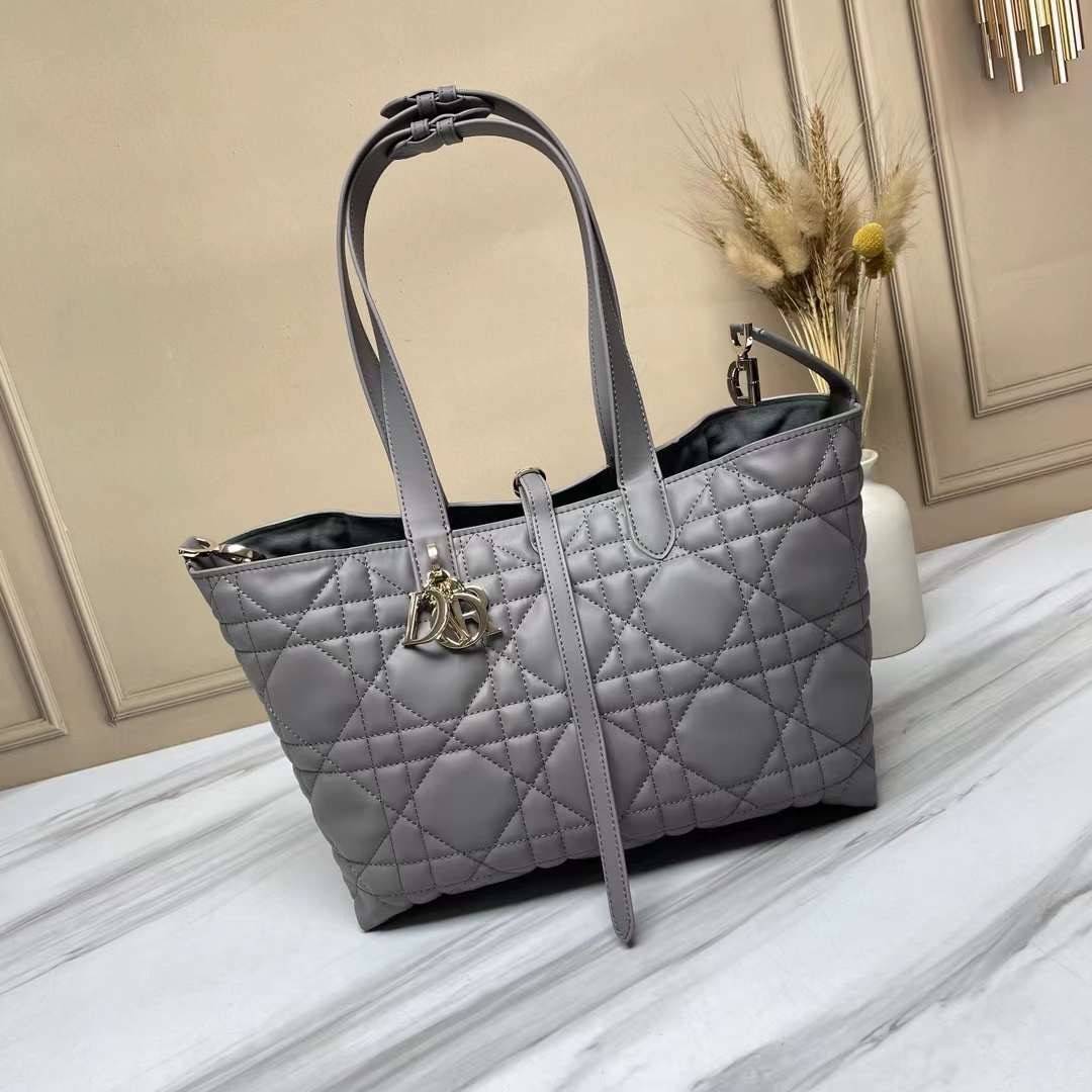 MEDIUM 30cm DIOR TOUJOURS BAG Macrocannage Calfskin / DIOR Tote Bag ออริ 1:1 พร้อมส่ง 5 สี กระเป๋าสะพายทรงโท้ท จุของได้เต็มที่ รูปทรงคลาสสิค หนังสวย หรูหราเกินราคา