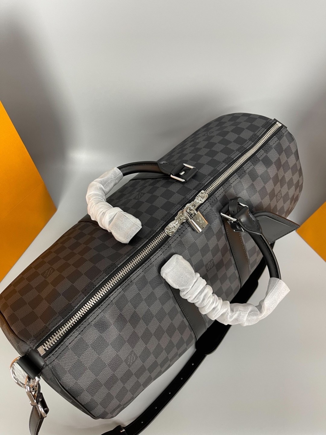 LV Keepall Bandoulière 45 Monogram Eclipse / Damier Graphite Canvas กระเป๋าเดินทางแบบดัฟเฟิล เป็นรุ่นที่เคียงข้างนักเดินทางรอบ สวยหรูโลกสง่างามตลอดกาล มีไว้ไม่มีเอาท์ เกรดท็อป ออริ เทียบแท้ 1:1 เกรดดีสุด