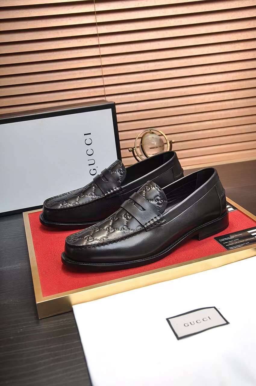 GUCCI Loafers for Men เกรดออริจินอล รองเท้าโลฟเฟอร์กุชชี่ ให้ลุคดูภูมิฐาน หรูหรา เข้ากับทุกชุด ทุกโอกาส วัสดุหนังแท้และแคนวาสอย่างดี ใส่สบาย ไม่กัดเท้า บล็อคมาตรฐาน 1:1 เป็นรองเท้าที่คุณผู้ชายควรมีติดตู้ภาพถ่ายจากงานขายจริง ใช้งานต่างประเทศได้