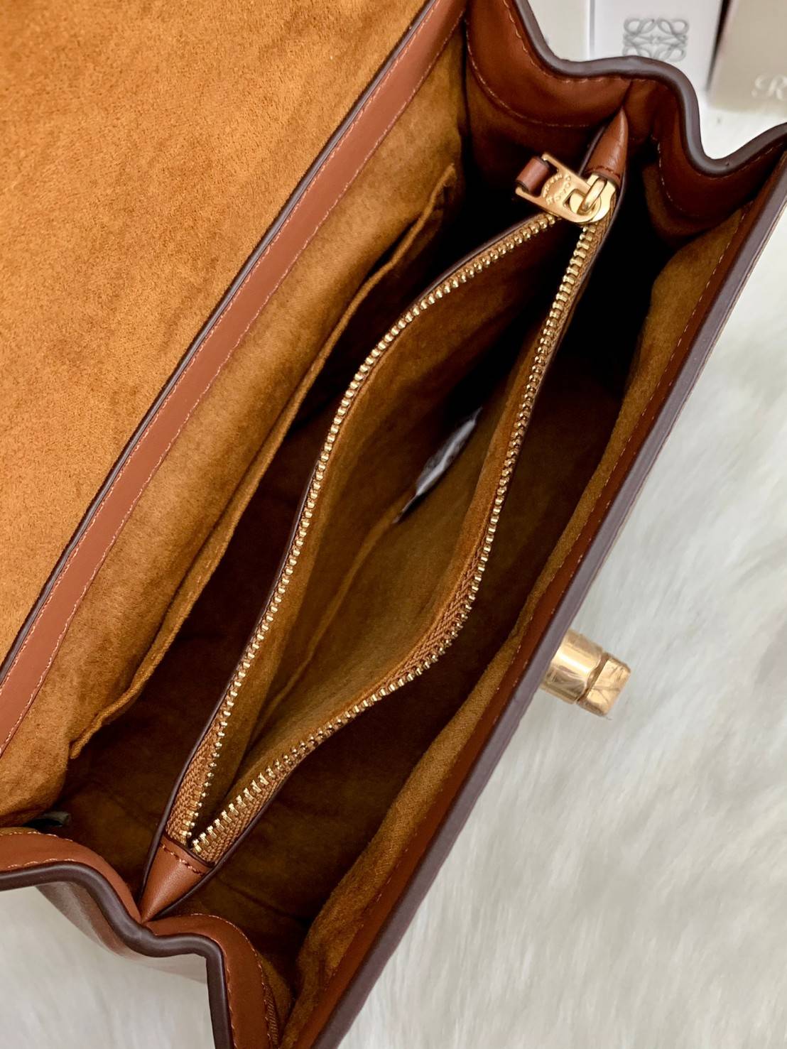 สวย หรู ดูดี รุ่นนี้กัยเลยค่า!! COACH TILLY TOP HANDLE SATCHEL IN SIGNATURE ((76620)) พร้อมส่งความสวย ห้ามพลาดค่ะ! กระเป๋าหิ้ว//คล้องมือ//สะพายข้างได้ ทรงสวย หนังแท้เรียบ+ลายCได้สวยงามค่ะ เปิดปิดกระเป๋าแบบหมุนล็อค ภายในมีช่องหลักใส่ของ2ช่อง สามารถใส่กระเป