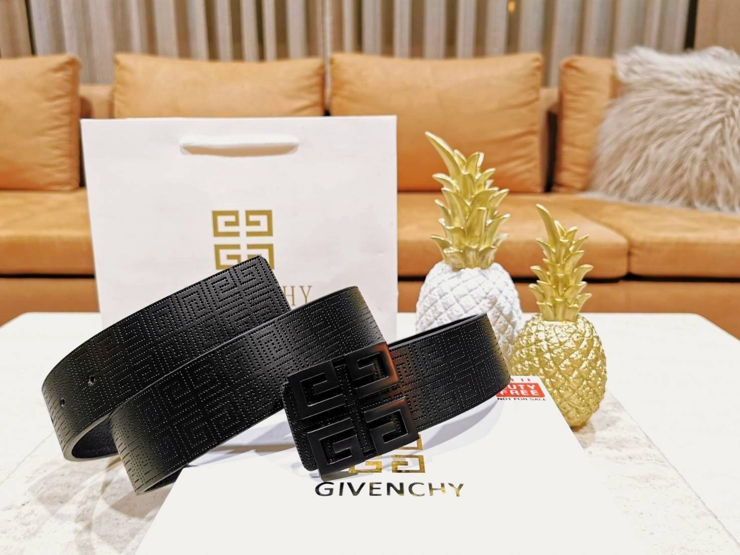 Givenchy Logo Leather Belt VIP Gift With Purchase (GWP) พรีเมี่ยมกิ๊ฟ Limited Edition จาก GIVENCHY PARFUME DUTYFREE วัสดุ Calfskin สีดำปั๊มลายแบรนด์สวยหรูดูดี หัวเข็มขัดโลโก้แบรนด์ 3D สายปรับระดับได้ ดีไซน์คลาสสิคเข้ากับทุกลุ๊คไม่มีเอ้าท์ ใช้ได้ทั้งชายและ