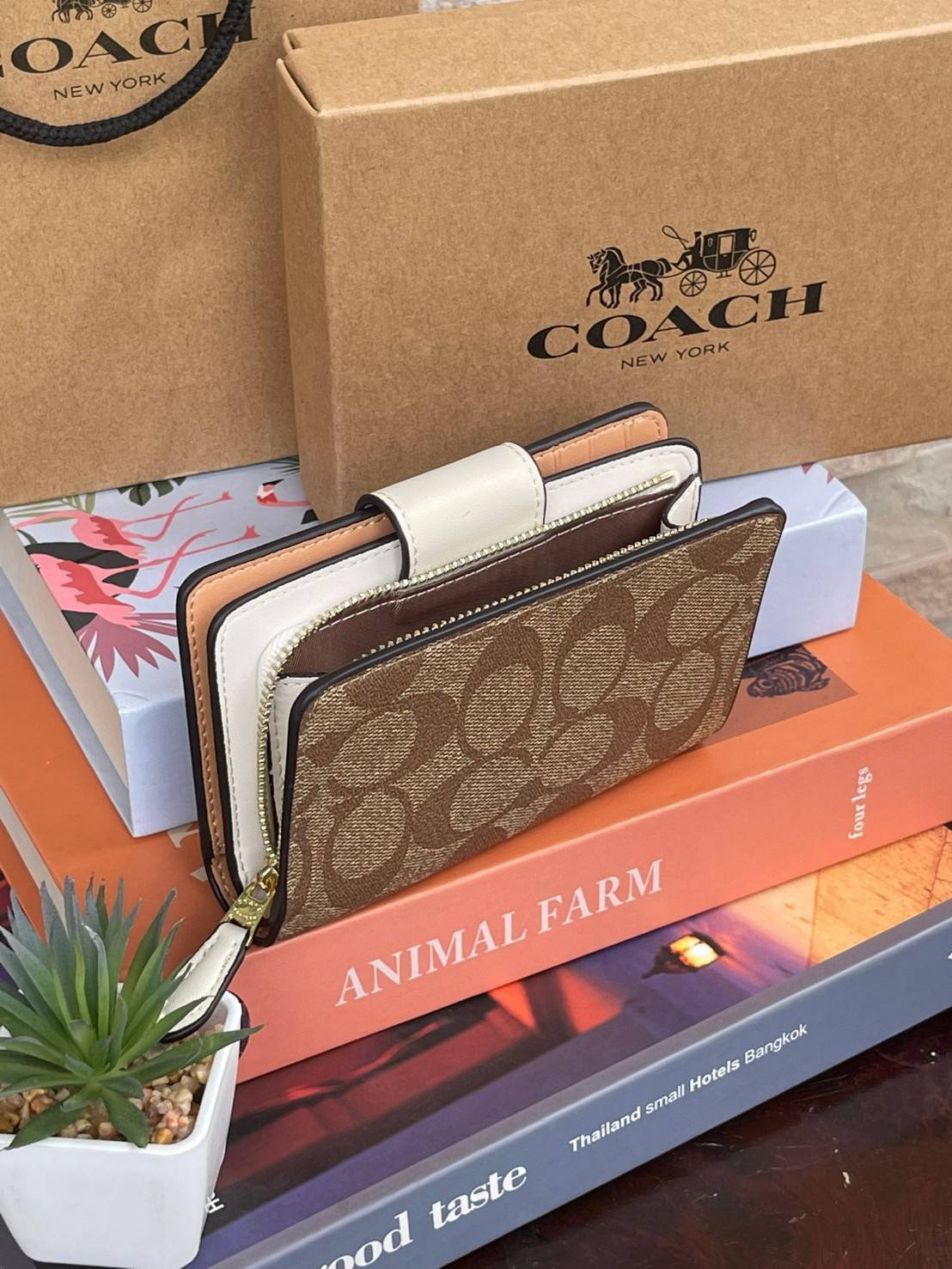 COACH MEDIUM CORNER ZIP WALLET IN SIGNATURE CANVAS กระเป๋าสตางค์ขนาดกลางที่ถือว่าเป็นไอเทม Must Have ของทุกเพศทุกวัยที่ต้องพกติดตัวไว้ตลอดเวลา เพราะนอกจากจะช่วยจัดเก็บเงิน บัตรประชาชน บัตรเครดิตและต่าง ๆ ให้เป็นระเบียบเรียบร้อยยังต้องคำนึงถึงประโยชน์ใช้สอ