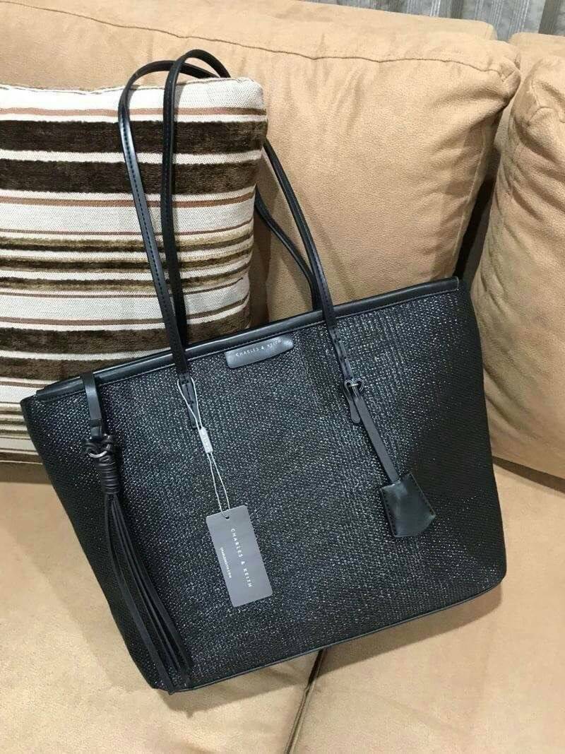 Charles & Keith Black Textured Tote Bag กระเป๋าสะพายทรง Shopping ใบใหญ่จุใจโดดเด่นด้วย Textured สานรอบใบสวยอยู่ทรง น้ำหนักเบา ด้านหน้ามีโลโก้พร้อมTAG พวงกุญแจห้อยที่หูหิ้ว เปิดปิดด้วยซิปพู่หนังสายยาว ภายในกว้างและจุ มีช่องใส่ของและช่องซิป ใส่เอกสารA4 ipad