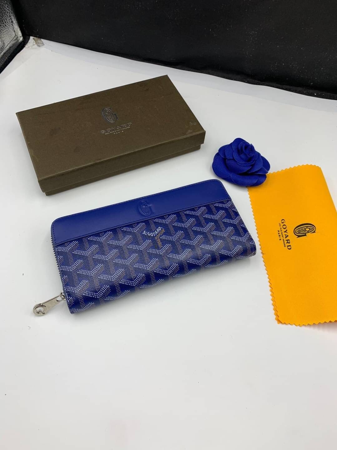 VIP GIFT 】GOYARD round zipper Matignon Long Wallet กระเป๋าสตางค์ซิปรอบใบยาว พร้อมส่ง 6 สี เหมาะกับการใช้งานทุกรูปแบบ นอกจากเพิ่มความมั่นใจแล้ว ยังทำให้ชีวิตของเราง่ายขึ้นอีกด้วย โดยการเปิดปิดแบบซิปรอบ สามารถใส่ธนบัตร เหรียญ บัตรต่างๆได้หลายใบเลยทีเดียว ขน