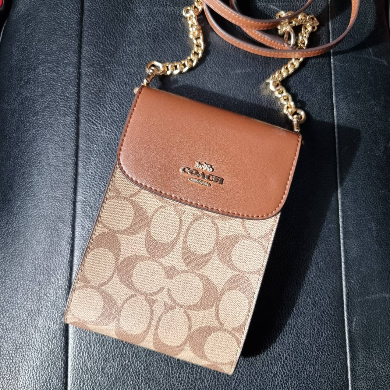 COACH 3051 RACHEL PHONE CROSSBODY IN SIGNATURE CANVAS HOT ITEM!! กระเป๋าสะพาย case phone ต้องมา ให้คุณพกพา gadget ล้ำไปได้ทุกที่ ใส่โทรศัพท์มือถือได้ทุกรุ่น ดีไซน์ใหญ่กว่าเดิม และยังมีช่องเก็บบัตรให้เพิ่มไปอีก ดีไซน์ลายซีคลาสสิค วัสดุหนังแคนวาส เปิด-ปิดด้